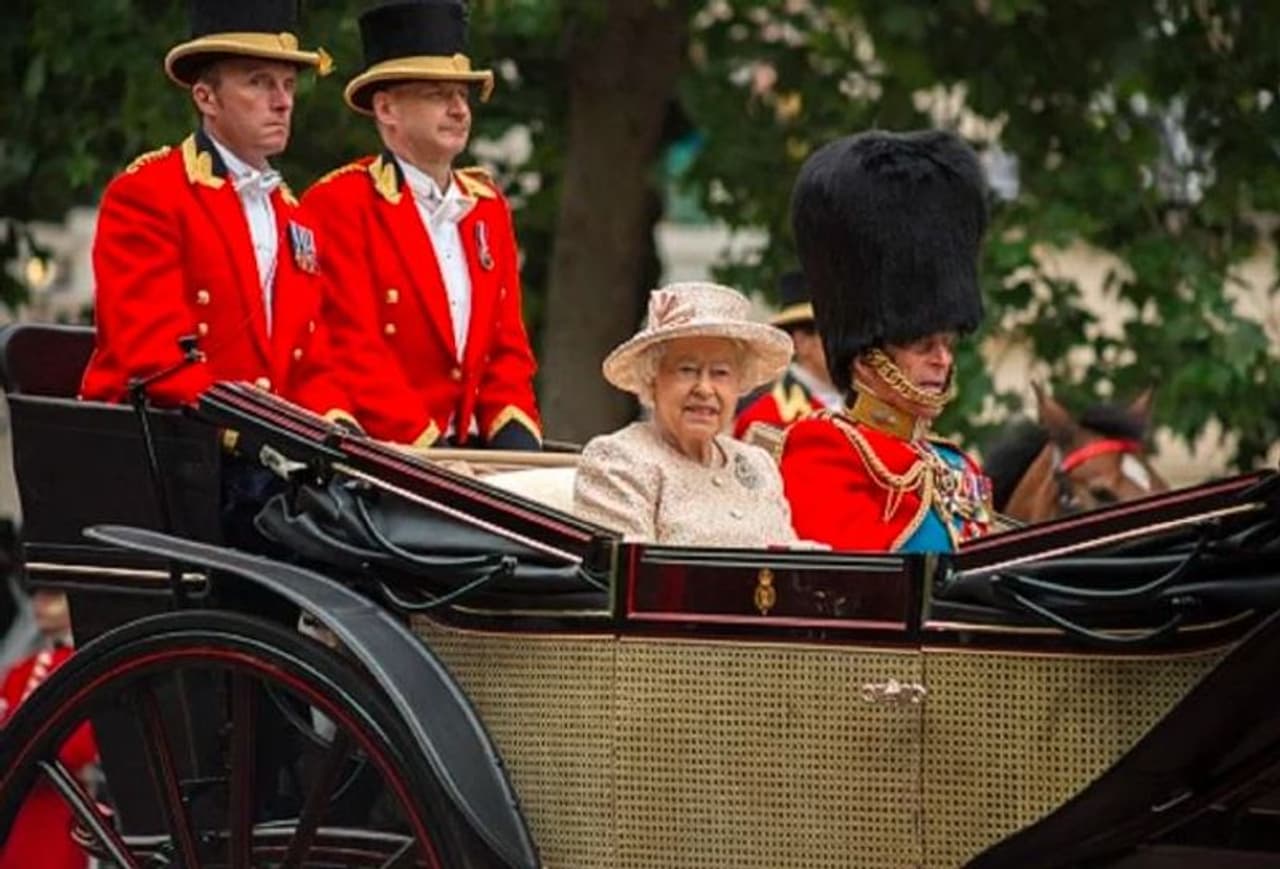 <p>క్వీన్ ఎలిజబెత్ II వ్యక్తిగత ఆదాయం గురించి పెద్దగా సమాచారం తెలియనప్పటికి, కాని బిబిసి నివేదిక ప్రకారం నార్ఫోక్లోని సాండ్రింగమ్ హౌస్, అబెర్డీన్షైర్లోని బాల్మోరల్ ఫోర్ట్, ఇతర చిన్న ఇళ్ళులు ఆమె వ్యక్తిగత ఆస్తి పరిధిలోకి వస్తాయి. </p> <p>క్వీన్ ఎలిజబెత్ II వ్యక్తిగత ఆదాయం గురించి పెద్దగా సమాచారం తెలియనప్పటికి, కాని బిబిసి నివేదిక ప్రకారం నార్ఫోక్లోని సాండ్రింగమ్ హౌస్, అబెర్డీన్షైర్లోని బాల్మోరల్ ఫోర్ట్, ఇతర చిన్న ఇళ్ళులు ఆమె వ్యక్తిగత ఆస్తి పరిధిలోకి వస్తాయి. </p>