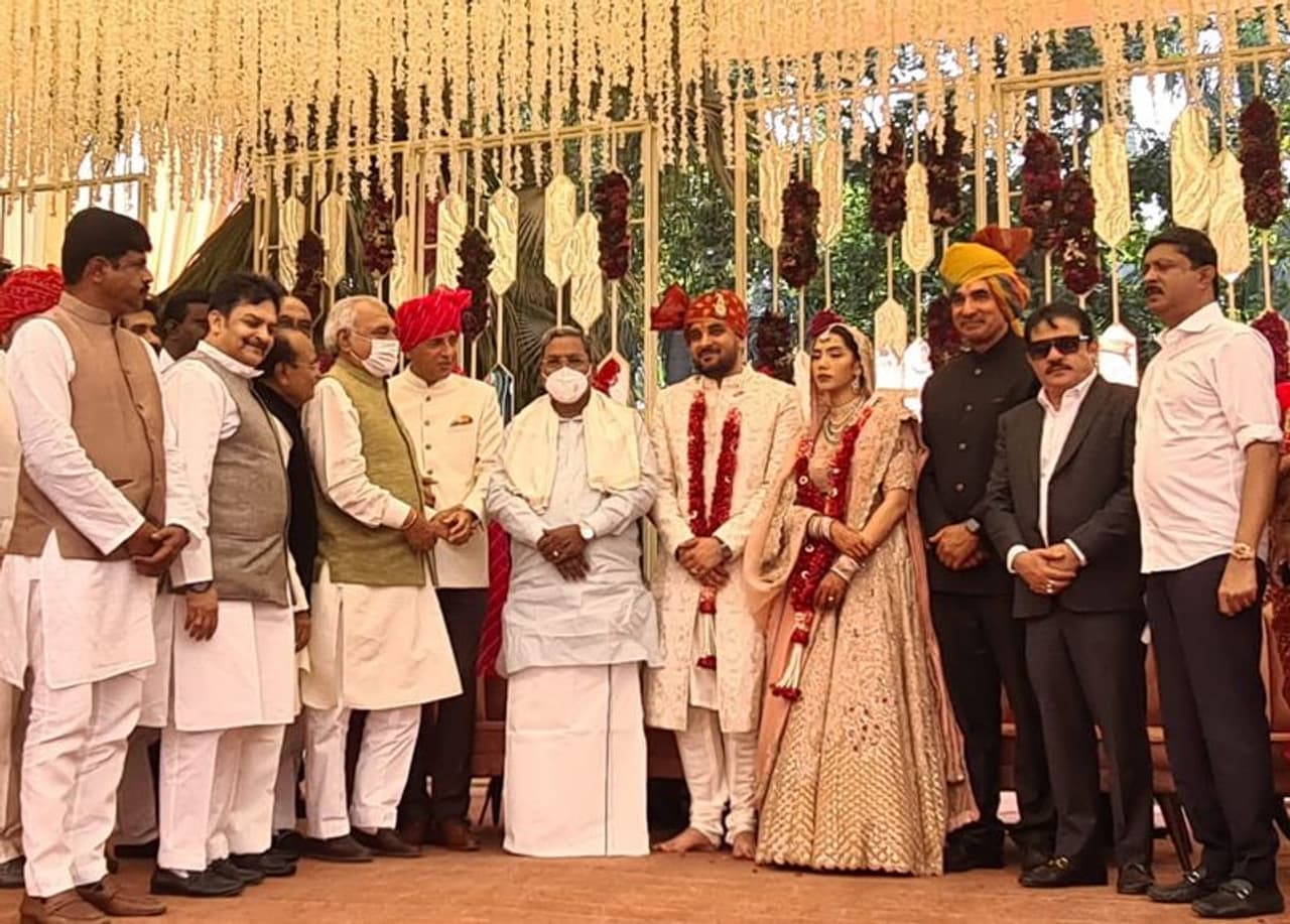 <p>ಕರ್ನಾಟಕ ಕಾಂಗ್ರೆಸ್​ ಉಸ್ತುವಾರಿ, ಎಐಸಿಸಿ ಪ್ರಧಾನ ಕಾರ್ಯದರ್ಶಿ ರಣದೀಪ್ ಸಿಂಗ್ ಸುರ್ಜೆವಾಲ ಅವರ ಪುತ್ರ ಅರ್ಜುನ್ ಮತ್ತು ಐಶ್ವರ್ಯ ವಿವಾಹ ಇಂದು (ಭಾನುವಾರ) ದೆಹಲಿಯಲ್ಲಿ ಅದ್ಧೂರಿಯಾಗಿ ನಡೆಯಿತು. ಈ ಕಾರ್ಯಕ್ರಮದಲ್ಲಿ ಮಾಜಿ ಸಿಎಂ ಸಿದ್ದರಾಮಯ್ಯ ಭಾಗಿಯಾಗಿ &nbsp;ನವಜೋಡಿಗೆ ಶುಭ ಹಾರೈಸಿದರು.</p>
