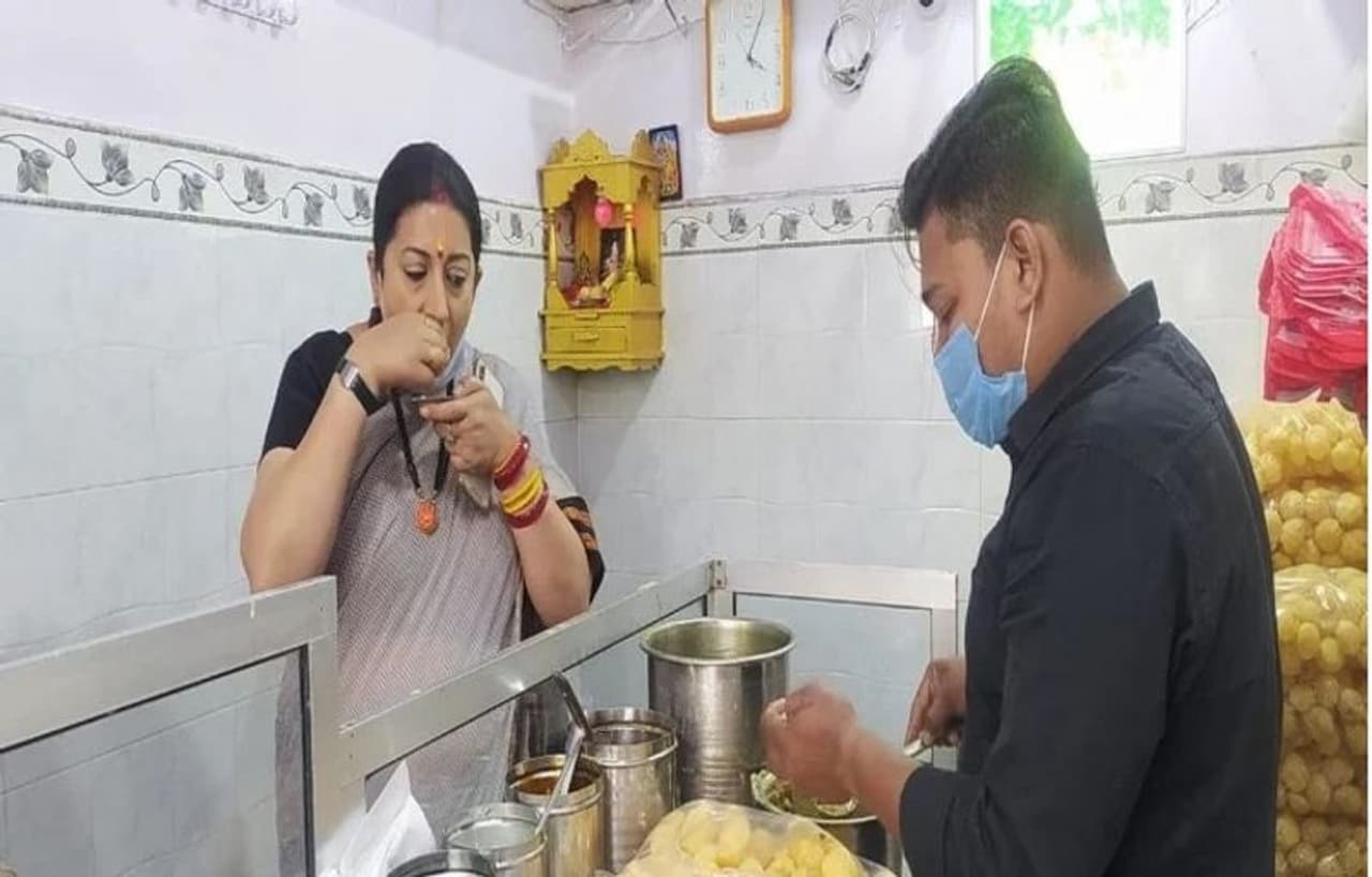 <p>ಅಮೆಥಿಯ ಬಿಜೆಪಿ ಸಂಸದೆ ಮತ್ತು ಕೇಂದ್ರ ಸಚಿವೆ ಇರಾನಿ ಅವರು ರೋಡ್ ಸೈಡ್ ಫುಡ್ ಬಗ್ಗೆ ಒಲವು ತೋರುತ್ತಿದ್ದಾರೆ. ಪಿಎಂ ನರೇಂದ್ರ ಮೋದಿಯವರು ಪ್ರತಿನಿಧಿಸುವ ವಾರಣಾಸಿಯಲ್ಲಿ ಸ್ಮೃತಿ ಚಾಟ್ ಅಂಗಡಿಯಲ್ಲಿ ಕಾಣಿಸಿಕೊಂಡರು. </p> <p>ಅಮೆಥಿಯ ಬಿಜೆಪಿ ಸಂಸದೆ ಮತ್ತು ಕೇಂದ್ರ ಸಚಿವೆ ಇರಾನಿ ಅವರು ರೋಡ್ ಸೈಡ್ ಫುಡ್ ಬಗ್ಗೆ ಒಲವು ತೋರುತ್ತಿದ್ದಾರೆ. ಪಿಎಂ ನರೇಂದ್ರ ಮೋದಿಯವರು ಪ್ರತಿನಿಧಿಸುವ ವಾರಣಾಸಿಯಲ್ಲಿ ಸ್ಮೃತಿ ಚಾಟ್ ಅಂಗಡಿಯಲ್ಲಿ ಕಾಣಿಸಿಕೊಂಡರು. </p>