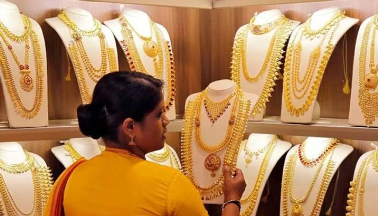 <p>ಒಂದೆಡೆ ಪೆಟ್ರೋಲ್, ಡೀಸೆಲ್ ದರ ಏರಿಕೆ ಗ್ರಾಕರನ್ನು ಕಂಗಾಲುಗೊಳಿಸಿದ್ದರೆ, ಇತ್ತ ಚಿನ್ನದ ದರ ಇಳಿಕೆ ಕೊಂಚ ಸಮಾಧಾನಗೊಳ್ಳುವಂತೆ ಮಾಡಿದೆ.</p> <p>ಒಂದೆಡೆ ಪೆಟ್ರೋಲ್, ಡೀಸೆಲ್ ದರ ಏರಿಕೆ ಗ್ರಾಕರನ್ನು ಕಂಗಾಲುಗೊಳಿಸಿದ್ದರೆ, ಇತ್ತ ಚಿನ್ನದ ದರ ಇಳಿಕೆ ಕೊಂಚ ಸಮಾಧಾನಗೊಳ್ಳುವಂತೆ ಮಾಡಿದೆ.</p>