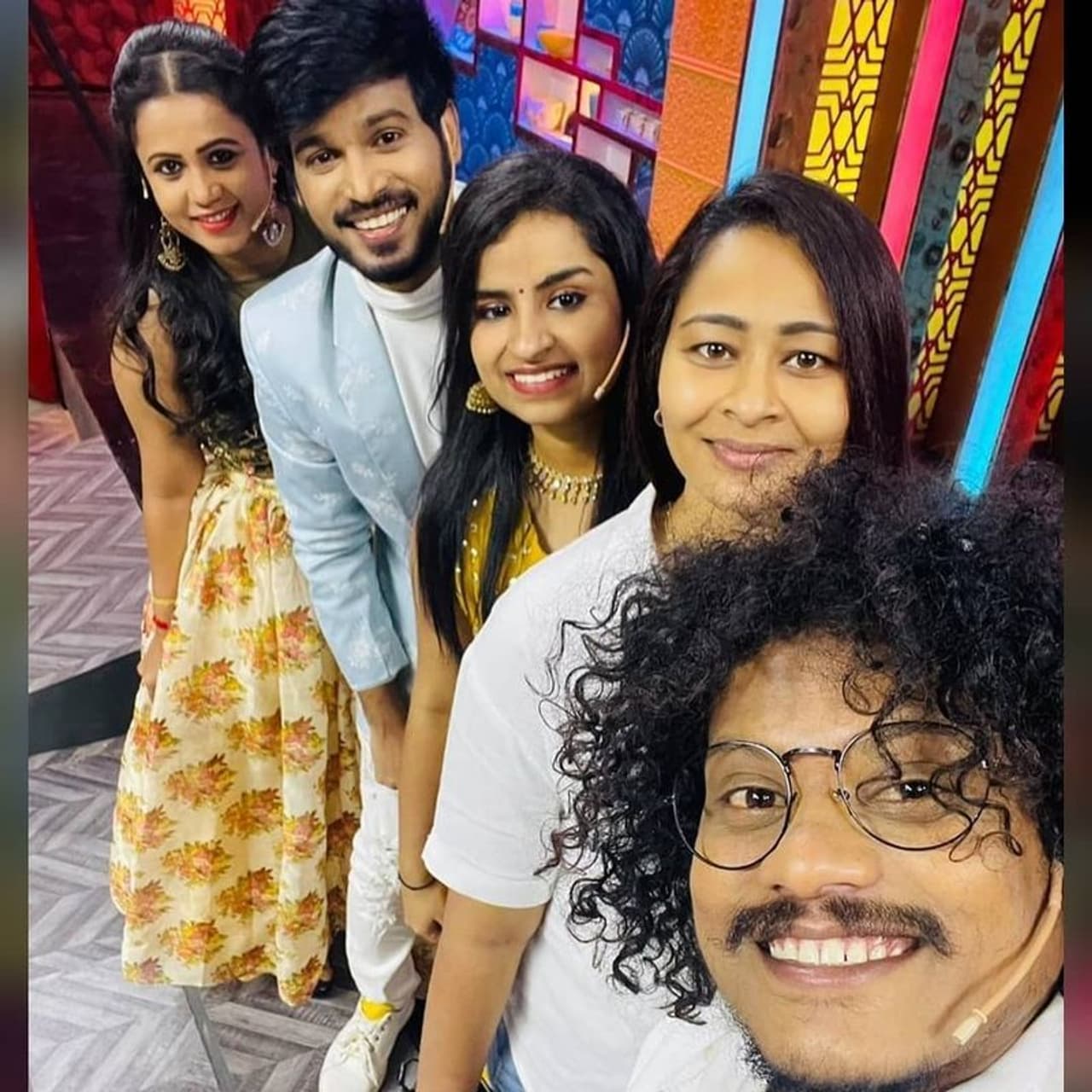 <h2>&nbsp;</h2><h2>&nbsp;</h2><p>விஜய் தொலைக்காட்சியில் எத்தனையோ நிகழ்ச்சிகள் ஒளிபரப்பானாலும் சில நிகழ்ச்சிகள் மக்கள் மனதில் பேராதரவு பெற்று விடுகின்றன. அப்படி ரசிகர்களின் ஏகபோக வரவேற்பை பெற்ற நிகழ்ச்சியாக ‘குக் வித் கோமாளி’ உள்ளது.&nbsp;</p>