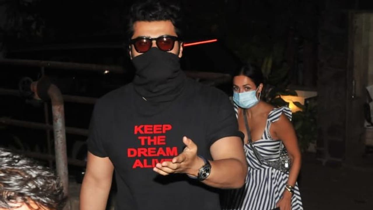 <p>ಮಲೈಕಾ ತನ್ನ ಬಾಯ್ಫ್ರೆಂಡ್ ಅರ್ಜುನ್ ಕಪೂರ್ ಜೊತೆ ಆಗಮಿಸಿದಾಗ, ಒಬ್ಬ ವ್ಯಕ್ತಿ ಕರೀನಾ ಮನೆ ಹೊರಗೆ ಗೋಡೆ ಏರುವುದನ್ನು ನೋಡಿ ಅರ್ಜುನ್ ಇದ್ದಕ್ಕಿದ್ದಂತೆ ತುಂಬಾ ಕೋಪಗೊಂಡರು.</p> <p>ಮಲೈಕಾ ತನ್ನ ಬಾಯ್ಫ್ರೆಂಡ್ ಅರ್ಜುನ್ ಕಪೂರ್ ಜೊತೆ ಆಗಮಿಸಿದಾಗ, ಒಬ್ಬ ವ್ಯಕ್ತಿ ಕರೀನಾ ಮನೆ ಹೊರಗೆ ಗೋಡೆ ಏರುವುದನ್ನು ನೋಡಿ ಅರ್ಜುನ್ ಇದ್ದಕ್ಕಿದ್ದಂತೆ ತುಂಬಾ ಕೋಪಗೊಂಡರು.</p>