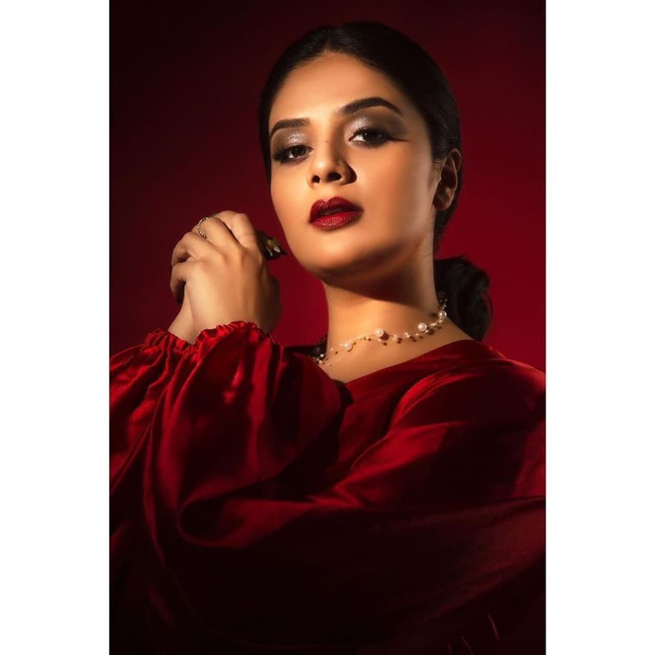 లేటెస్ట్ ఫోటో షూట్ లో శ్రీముఖి రెడ్ సిల్క్ గౌన్ లో సెక్సీ లుక్స్, నాటీ ఫోజులతో మైమరిపించారు. అవుట్ ఫిట్ కాంబినేషన్ కి సరిపోయేలా రెడ్ లిప్స్టిక్ వేసుకున్న శ్రీముఖి అప్పీరెన్స్, సూపర్ హాట్ గా ఉంది. లేటెస్ట్ ఫోటో షూట్ లో శ్రీముఖి రెడ్ సిల్క్ గౌన్ లో సెక్సీ లుక్స్, నాటీ ఫోజులతో మైమరిపించారు. అవుట్ ఫిట్ కాంబినేషన్ కి సరిపోయేలా రెడ్ లిప్స్టిక్ వేసుకున్న శ్రీముఖి అప్పీరెన్స్, సూపర్ హాట్ గా ఉంది.