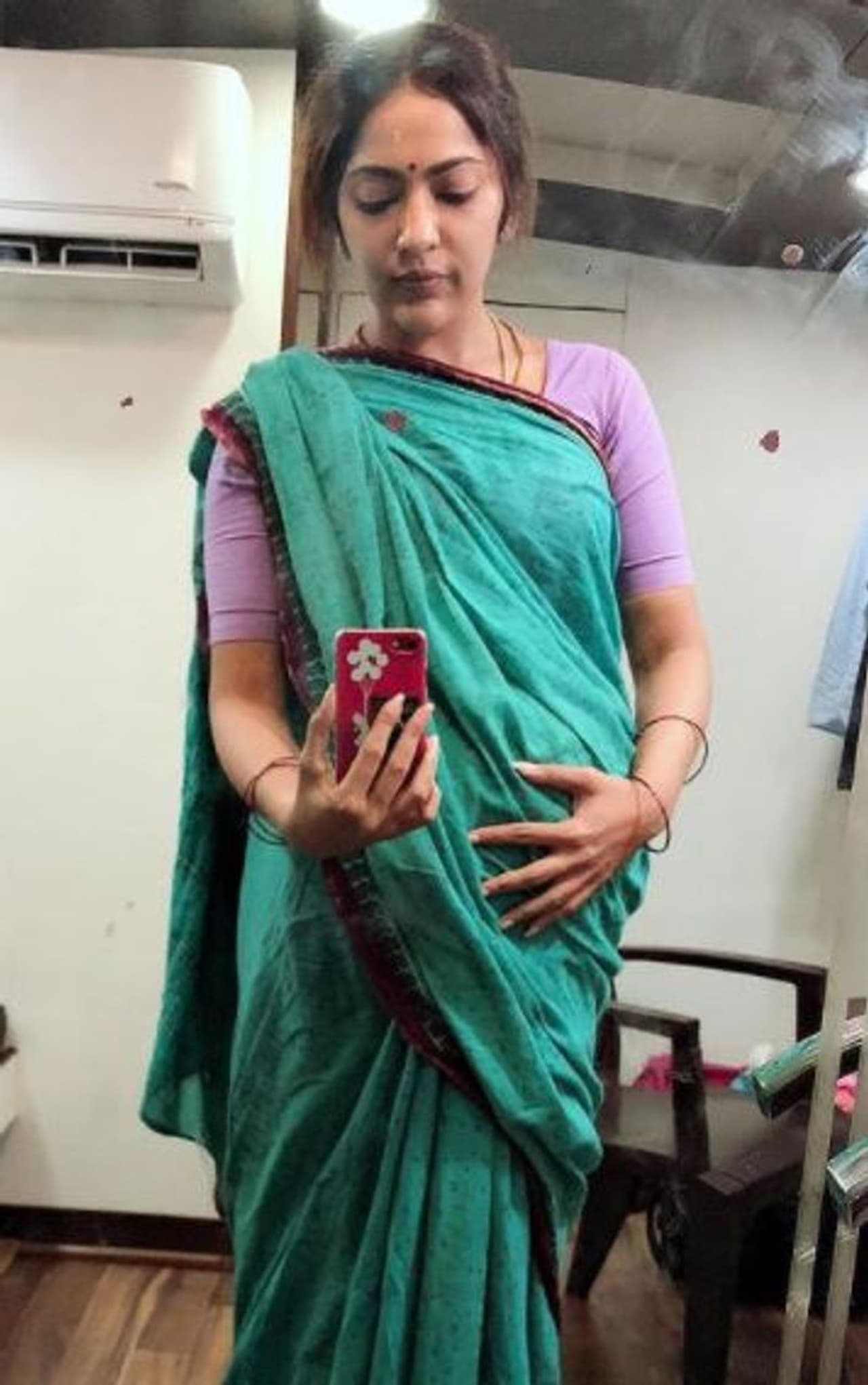 <p>விஜய் டிவியில் விதவிதமான மாடர்ன் உடையில் வந்து அசத்திய விஜே.ரம்யா சங்க தலைவன் படத்தில், ஆளே அடையாளம் தெரியாத அளவிற்கு மாறி, தன்னுடைய தனித்துவமான நடிப்பை வெளிப்படுத்தியுள்ளார்.</p> <p>விஜய் டிவியில் விதவிதமான மாடர்ன் உடையில் வந்து அசத்திய விஜே.ரம்யா சங்க தலைவன் படத்தில், ஆளே அடையாளம் தெரியாத அளவிற்கு மாறி, தன்னுடைய தனித்துவமான நடிப்பை வெளிப்படுத்தியுள்ளார்.</p>