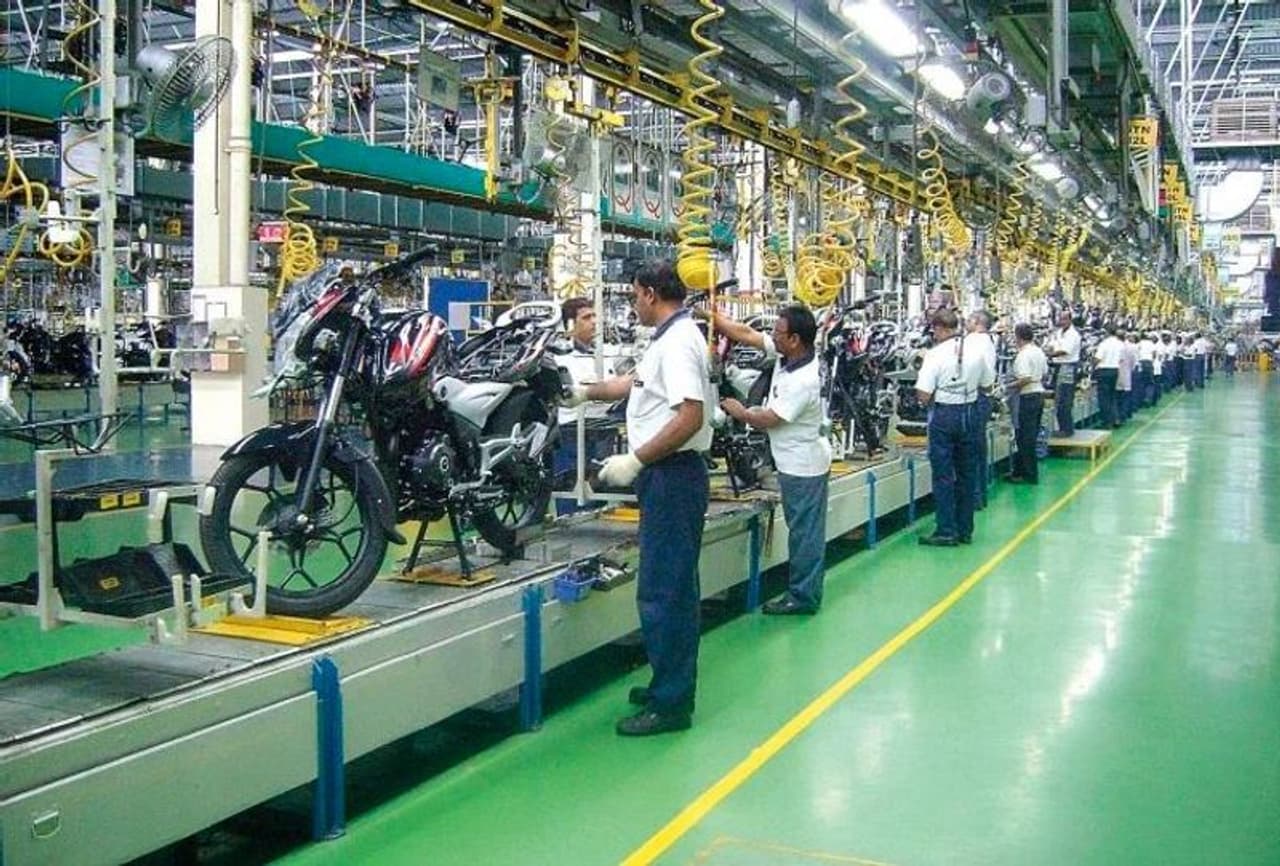 <p>ఫిబ్రవరిలో కంపెనీ దేశీయ మార్కెట్ అమ్మకాలు గత ఏడాది ఇదే నెలలో 1,68,747 యూనిట్ల నుంచి రెండు శాతం తగ్గి 1,64,811కి చేరుకున్నాయి. <br /> </p> <p>ఫిబ్రవరిలో కంపెనీ దేశీయ మార్కెట్ అమ్మకాలు గత ఏడాది ఇదే నెలలో 1,68,747 యూనిట్ల నుంచి రెండు శాతం తగ్గి 1,64,811కి చేరుకున్నాయి. <br /> </p>