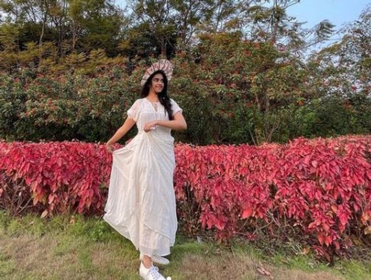 <p>சிவகார்த்திகேயனின் “வருத்தப்படாத வாலிபர் சங்கம்” படம் மூலம் தமிழ் சினிமாவில் அறிமுகமானவர் ஸ்ரீதிவ்யா. ஊதா கலரு ரிப்பன் பாடலும், பாவடை தாவணியில் இவர் காட்டிய ஸ்வீட் அண்ட் க்யூட் ரியாக்ஷன்களும் ரசிகர்களை வெகுவாக கவர்ந்தது. </p> <p>சிவகார்த்திகேயனின் “வருத்தப்படாத வாலிபர் சங்கம்” படம் மூலம் தமிழ் சினிமாவில் அறிமுகமானவர் ஸ்ரீதிவ்யா. ஊதா கலரு ரிப்பன் பாடலும், பாவடை தாவணியில் இவர் காட்டிய ஸ்வீட் அண்ட் க்யூட் ரியாக்ஷன்களும் ரசிகர்களை வெகுவாக கவர்ந்தது. </p>