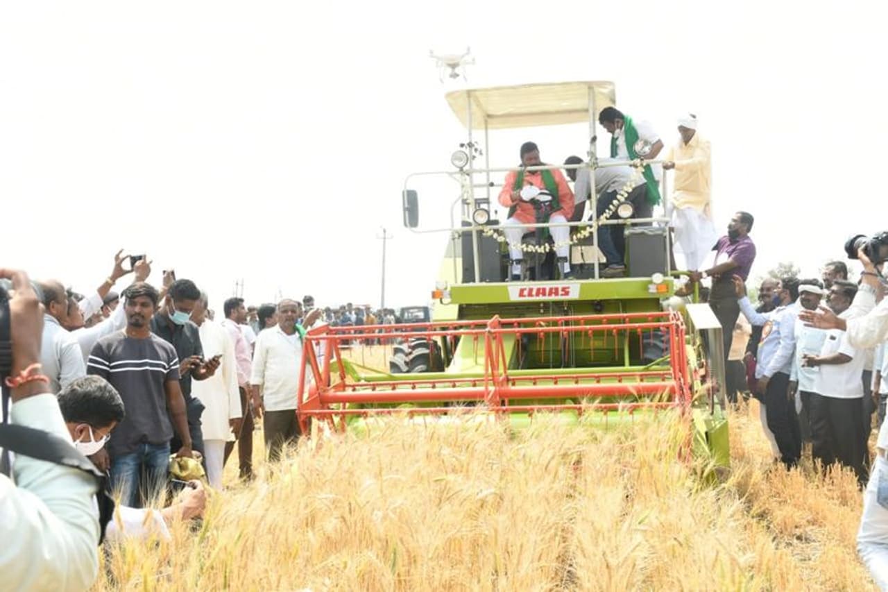 <p>ಧಾರವಾಡ ಜಿಲ್ಲೆಯ ನಲವಗುಂದ ತಾಲೂಕಿನಲ್ಲಿ ಆಯೋಜಿಸಲಾಗಿದ್ದ ‘ರೈತರೊಂದಿಗೆ ಒಂದು ದಿನ’ ಕಾರ್ಯಕ್ರಮ </p> <p>ಧಾರವಾಡ ಜಿಲ್ಲೆಯ ನಲವಗುಂದ ತಾಲೂಕಿನಲ್ಲಿ ಆಯೋಜಿಸಲಾಗಿದ್ದ ‘ರೈತರೊಂದಿಗೆ ಒಂದು ದಿನ’ ಕಾರ್ಯಕ್ರಮ </p>