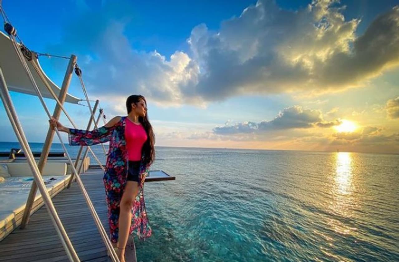 <p>డ్యాన్స్ వీడియోల్లో హాట్ హాట్ ఫోజులు ఇచ్చే ధనుశ్రీ వర్మ, మాల్దీవుల్లో వన్ పీస్ బికినీ, టూ పీస్ బికినీల్లో రచ్చ చేస్తోంది. అందాల ప్రదర్శనకి తన క్రియేటివిటీని జోడించి, సరికొత్తగా ఫోటోలను పోస్టు చేస్తోంది చాహాల్ సతీమణి. </p> <p>డ్యాన్స్ వీడియోల్లో హాట్ హాట్ ఫోజులు ఇచ్చే ధనుశ్రీ వర్మ, మాల్దీవుల్లో వన్ పీస్ బికినీ, టూ పీస్ బికినీల్లో రచ్చ చేస్తోంది. అందాల ప్రదర్శనకి తన క్రియేటివిటీని జోడించి, సరికొత్తగా ఫోటోలను పోస్టు చేస్తోంది చాహాల్ సతీమణి. </p>