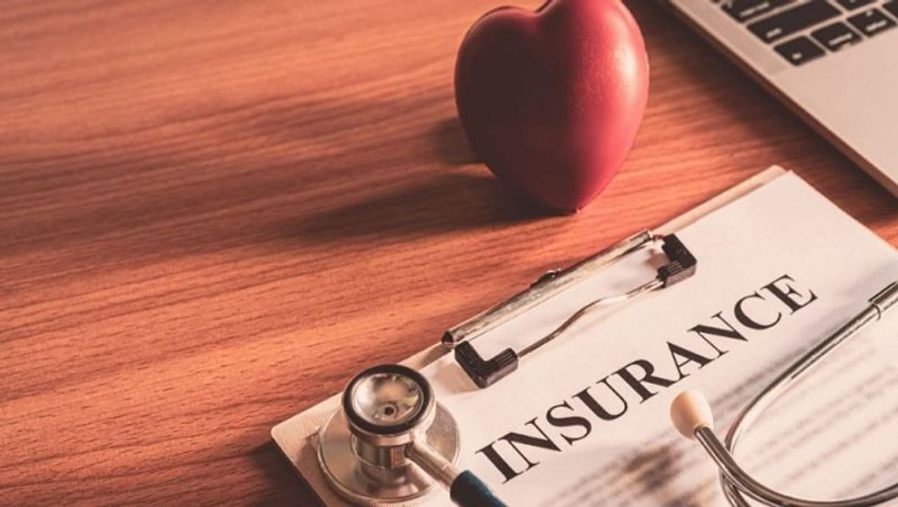 <p>ఇన్సూరెన్స్ డబ్బులను క్లెయిమ్ చేసుకొనేందుకు గాను బతికుండగానే చంపేసి రోడ్డు ప్రమాదాలుగా చిత్రీకరించే రాజు ముఠాను నల్గొండ పోలీసులు అరెస్ట్ చేశారు.&nbsp;</p>