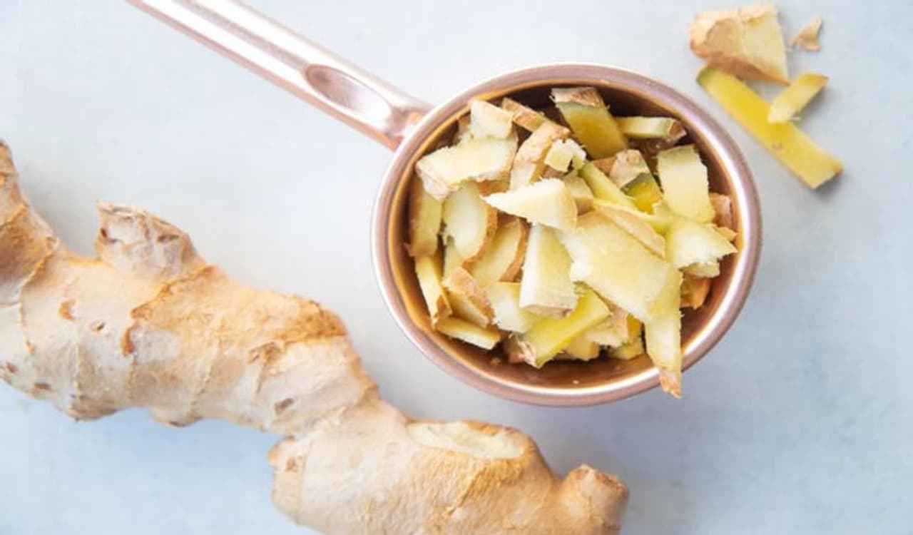 <p><strong>ಕೆಮ್ಮಿಗೆ ಪರಿಣಾಮಕಾರಿ</strong><br />ಶುಂಠಿಯು ಕೆಮ್ಮನ್ನು ನಿವಾರಿಸುವಲ್ಲಿ ತುಂಬಾ ಪರಿಣಾಮಕಾರಿ. ಇದಕ್ಕೆ ಶುಂಠಿಯ ಸಿಪ್ಪೆಯನ್ನು ಸಂಗ್ರಹಿಸಿ, ಅದನ್ನು ಮೊದಲ ಬಿಸಿಲಲ್ಲಿ ಒಣಗಿಸಿ ನಂತರ ಮಿಕ್ಸಿಯಲ್ಲಿ ಹಾಕಿ ಪುಡಿ ಮಾಡಿ.</p> <p><strong>ಕೆಮ್ಮಿಗೆ ಪರಿಣಾಮಕಾರಿ</strong><br />ಶುಂಠಿಯು ಕೆಮ್ಮನ್ನು ನಿವಾರಿಸುವಲ್ಲಿ ತುಂಬಾ ಪರಿಣಾಮಕಾರಿ. ಇದಕ್ಕೆ ಶುಂಠಿಯ ಸಿಪ್ಪೆಯನ್ನು ಸಂಗ್ರಹಿಸಿ, ಅದನ್ನು ಮೊದಲ ಬಿಸಿಲಲ್ಲಿ ಒಣಗಿಸಿ ನಂತರ ಮಿಕ್ಸಿಯಲ್ಲಿ ಹಾಕಿ ಪುಡಿ ಮಾಡಿ.</p>