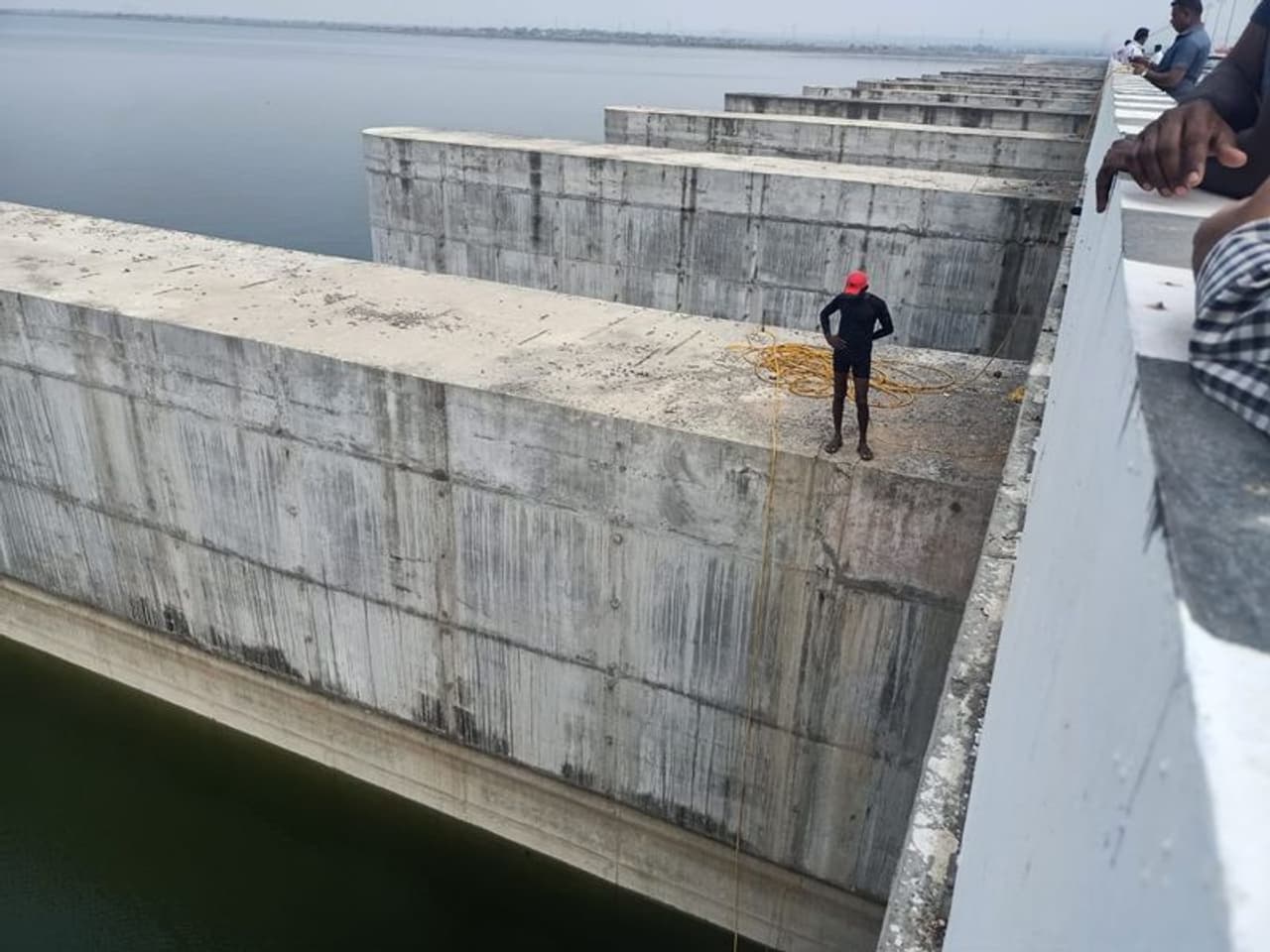 కరీంనగర్: హైకోర్టులో లాయర్లుగా పనిచేసే దంపతులు వామన్ రావు, నాగమణిల మర్డర్కు ఉపయోగించిన కత్తుల కోసం పోలీసుల వేట మొదలైంది. హత్య తర్వాత కత్తులను, రక్తపు మరకలతో కూడిన బట్టలను సుందిళ్ల బ్యారేజీలో పడేసినట్లు నిందుతులు పోలీసుల విచారణలో వెల్లడించారు. దీంతో ఆదివారం సీ డైవర్స్ కొంతసేపు కత్తులకోసం సెర్చ్ చేశారు. నిందితులు కుంట శ్రీనివాస్, చిరంజీవీలు చెప్పిన ప్రాంతాల్లో రెండు గేట్ల బ్యాక్ వాటర్లో సీ డైవర్స్ గాలించారు. అయినా కత్తులు చిక్కకపోవడంతో అన్ని గేట్ల వద్ద బ్యాక్ వాటర్లో సెర్చ్ చేయాలని నిర్ణయించారు. కరీంనగర్: హైకోర్టులో లాయర్లుగా పనిచేసే దంపతులు వామన్ రావు, నాగమణిల మర్డర్కు ఉపయోగించిన కత్తుల కోసం పోలీసుల వేట మొదలైంది. హత్య తర్వాత కత్తులను, రక్తపు మరకలతో కూడిన బట్టలను సుందిళ్ల బ్యారేజీలో పడేసినట్లు నిందుతులు పోలీసుల విచారణలో వెల్లడించారు. దీంతో ఆదివారం సీ డైవర్స్ కొంతసేపు కత్తులకోసం సెర్చ్ చేశారు. నిందితులు కుంట శ్రీనివాస్, చిరంజీవీలు చెప్పిన ప్రాంతాల్లో రెండు గేట్ల బ్యాక్ వాటర్లో సీ డైవర్స్ గాలించారు. అయినా కత్తులు చిక్కకపోవడంతో అన్ని గేట్ల వద్ద బ్యాక్ వాటర్లో సెర్చ్ చేయాలని నిర్ణయించారు.