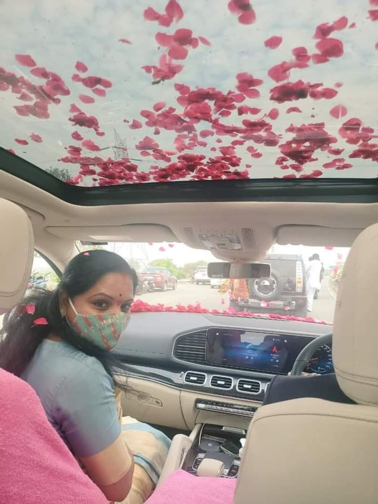 టీఆర్ఎస్ ఎమ్మెల్సీ కవితకు నిజామాాబాద్ లో ఘన స్వాగతం టీఆర్ఎస్ ఎమ్మెల్సీ కవితకు నిజామాాబాద్ లో ఘన స్వాగతం