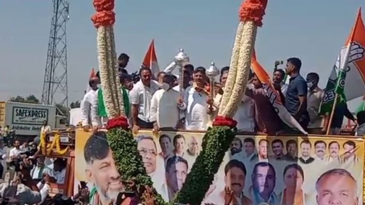 <p>ರಾಜ್ಯದಲ್ಲಿ ಮಂದಿನ 2023ರಲ್ಲಿ ಕಾಂಗ್ರೆಸ್ ಪಕ್ಷವನ್ನು ಗದ್ದುಗೆಗೆ ತರಲು ಪಣತೊಟ್ಟಿರುವ ಕೆಪಿಸಿಸಿ ಅಧ್ಯಕ್ಷ ಡಿ.ಕೆ.ಶಿವಕುಮಾರ್ ಇಂದು ಕೋಲಾರದ ಮೂಡಣ ಬಾಗಿಲು ದೇವಮೂಲೆ ಮುಳಬಾಗಲು ತಾಲೂಕಿನ ಕುರುಡುಮಲೆಯ ಗಣಪನಿಗೆ ವಿಶೇಷ ಪೂಜೆ ಸಲ್ಲಿಸಿ ಪಾಂಚಜನ್ಯ ಮೊಳಗಿಸಿದ್ದಾರೆ</p> <p>ರಾಜ್ಯದಲ್ಲಿ ಮಂದಿನ 2023ರಲ್ಲಿ ಕಾಂಗ್ರೆಸ್ ಪಕ್ಷವನ್ನು ಗದ್ದುಗೆಗೆ ತರಲು ಪಣತೊಟ್ಟಿರುವ ಕೆಪಿಸಿಸಿ ಅಧ್ಯಕ್ಷ ಡಿ.ಕೆ.ಶಿವಕುಮಾರ್ ಇಂದು ಕೋಲಾರದ ಮೂಡಣ ಬಾಗಿಲು ದೇವಮೂಲೆ ಮುಳಬಾಗಲು ತಾಲೂಕಿನ ಕುರುಡುಮಲೆಯ ಗಣಪನಿಗೆ ವಿಶೇಷ ಪೂಜೆ ಸಲ್ಲಿಸಿ ಪಾಂಚಜನ್ಯ ಮೊಳಗಿಸಿದ್ದಾರೆ</p>