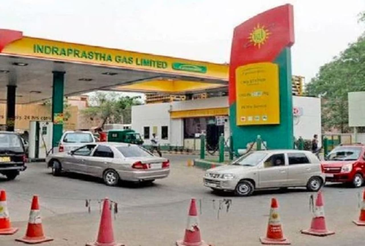 <p>ఇంద్రప్రస్థ గ్యాస్ లిమిటెడ్ సిఎన్జి, పిఎన్జి ధరలను పెంచటంతో దేశ రాజధాని ఢీల్లీలో సిఎన్జి కొత్త ధరను కిలోకు రూ .43.40 కు చేరగా నోయిడా, గ్రేటర్ నోయిడా, ఘజియాబాద్లలో సిఎన్జి ధర కిలోకు రూ .49.08 చేరింది.</p> <p>ఇంద్రప్రస్థ గ్యాస్ లిమిటెడ్ సిఎన్జి, పిఎన్జి ధరలను పెంచటంతో దేశ రాజధాని ఢీల్లీలో సిఎన్జి కొత్త ధరను కిలోకు రూ .43.40 కు చేరగా నోయిడా, గ్రేటర్ నోయిడా, ఘజియాబాద్లలో సిఎన్జి ధర కిలోకు రూ .49.08 చేరింది.</p>