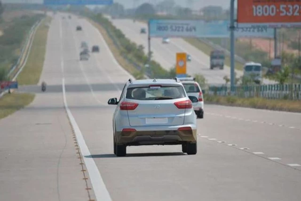 <p>వాహనాన్ని స్థిరమైన వేగంతో నడపడం అనేది వాహనం మైలేజీని మెరుగుపరచడానికి ఒక ముఖ్యమైన మార్గంగా పరిగణించవచ్చు. వాహనం వేగం అకస్మాత్తుగా పెరగడం లేదా ఆకస్మిక బ్రేకింగ్ మైలేజ్ తగ్గడానికి కారణం కావచ్చు.&nbsp;</p>