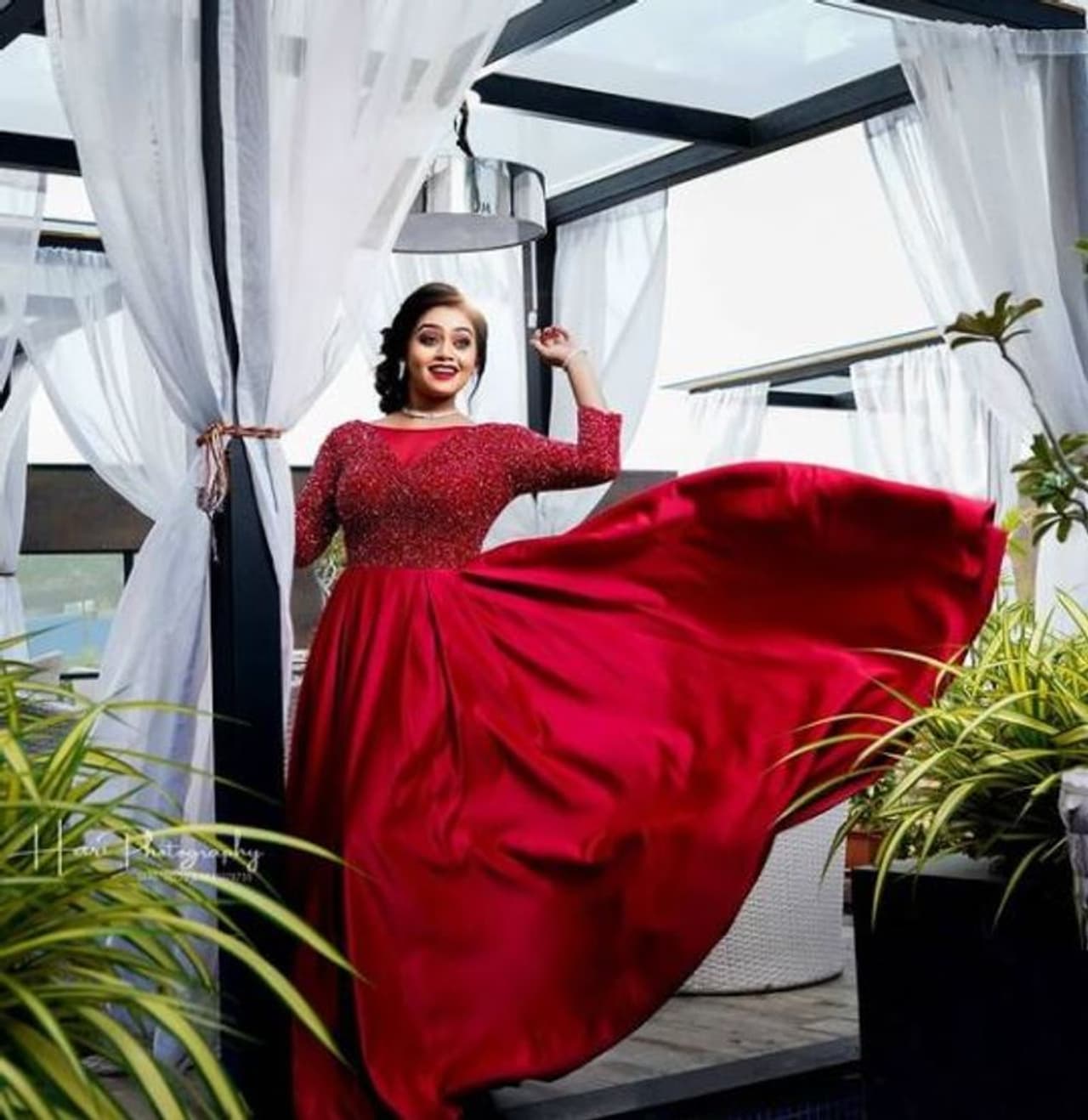 <p>சிவப்பு நிற மாடர்ன் உடையில் செர்ரி பழம் போல் மின்னும் காயத்ரி&nbsp;</p>