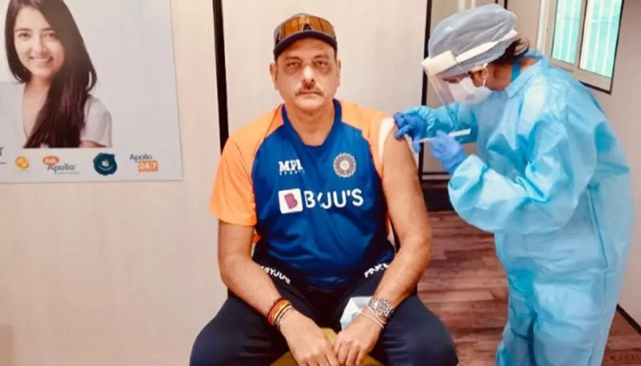 <p>తాజాగా ఇంగ్లాండ్ మాజీ కెప్టెన్ మైకేల్ వాగన్... భారత హెడ్ కోచ్ రవిశాస్త్రి తాగుడు అలవాటు గురించి ఫన్నీ కామెంట్ చేశాడు. ఐపీఎల్ ముగిసిన తర్వాత ఆసీస్ టూర్‌కి బయలుదేరింది టీమిండియా...</p>