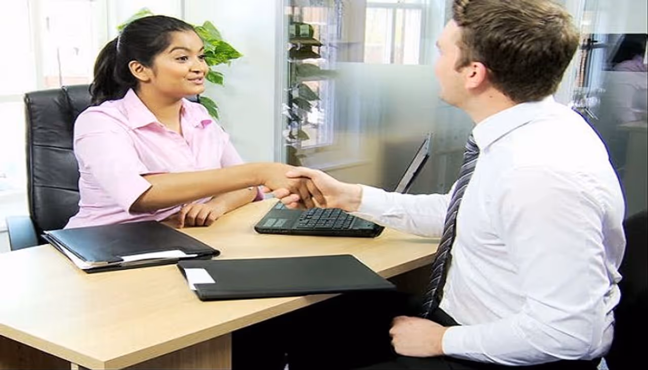 <p>ಮೆರಿಟ್ ಪಟ್ಟಿಯಲ್ಲಿ ಒಬ್ಬರ ಹೆಸರನ್ನು ಪಡೆಯಲು ಸಾಕಷ್ಟು ಕಠಿಣ ಪರಿಶ್ರಮ, ದೃಢನಿಶ್ಚಯ ಮತ್ತು ಪರಿಶ್ರಮದ ಅಗತ್ಯವಿದೆ. ಆದಾಗ್ಯೂ, ಹೆಚ್ಚಿನ ಜನರು ನಂಬುವಂತೆ, ಅಂತಹ ಪರೀಕ್ಷೆಗಳನ್ನು ಭೇದಿಸಲು ಮತ್ತು ಸರ್ಕಾರಿ ವಲಯದಲ್ಲಿ ಕೆಲಸ ಪಡೆಯಲು ಕಠಿಣ ಪರಿಶ್ರಮದ ಜೊತೆಗೆ ಅದೃಷ್ಟವೂ ಅಗತ್ಯವಾಗಿದೆ. ಸರ್ಕಾರಿ ಕೆಲಸಕ್ಕೆ ಕೆಲವು ಜ್ಯೋತಿಷ್ಯ ಪರಿಹಾರಗಳು ಇಲ್ಲಿವೆ.</p>