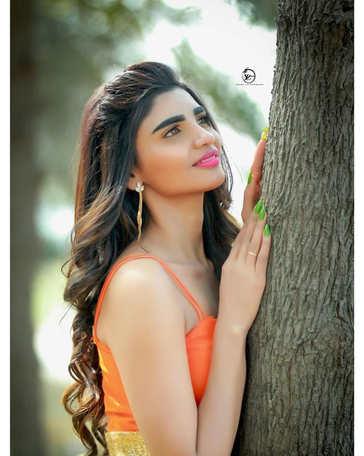 జనాలకు దూరంగా వనాలకు చేరిన వర్ష.. పచ్చని తోటలో రామ చిలకలా మెరిశారు. లేటెస్ట్ ఫోటో షూట్ కోసం అందమైన పార్క్ ఎంచుకున్నారు ఆమె.