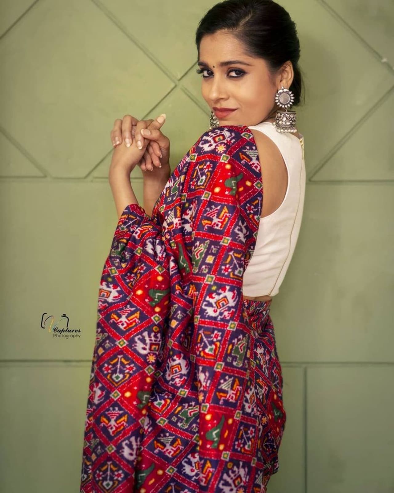 యాంకర్ అంటే పద్దతిగా ఉండాలనే హద్దులు చెరిపేసి, అందాల ఆరబోత పద్ధతిని పరిచయం చేసిన క్రెడిట్ రష్మీకి దక్కుతుంది.