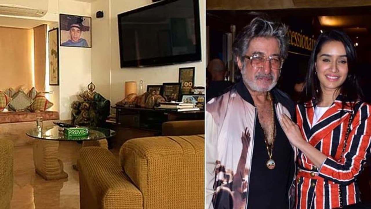 <p>ಶಕ್ತಿ ಕಪೂರ್ ಪತ್ನಿ ಶಿವಾಂಗಿ ಮತ್ತು ಇಬ್ಬರು ಮಕ್ಕಳು ಶ್ರದ್ಧಾ ಮತ್ತು ಸಿದ್ಧಾಂತ್ ಕಪೂರ್ ಜೊತೆ ಮುಂಬೈನ ಪಾಮ್ ಬೀಚ್‌ನಲ್ಲಿರುವ ರೆಸಿಡೆನ್ಷಿಯಲ್‌ ಕಾಂಪ್ಲೆಕ್ಸ್‌ನಲ್ಲಿ &nbsp;ವಾಸಿಸುತ್ತಿದ್ದಾರೆ.&nbsp;</p>