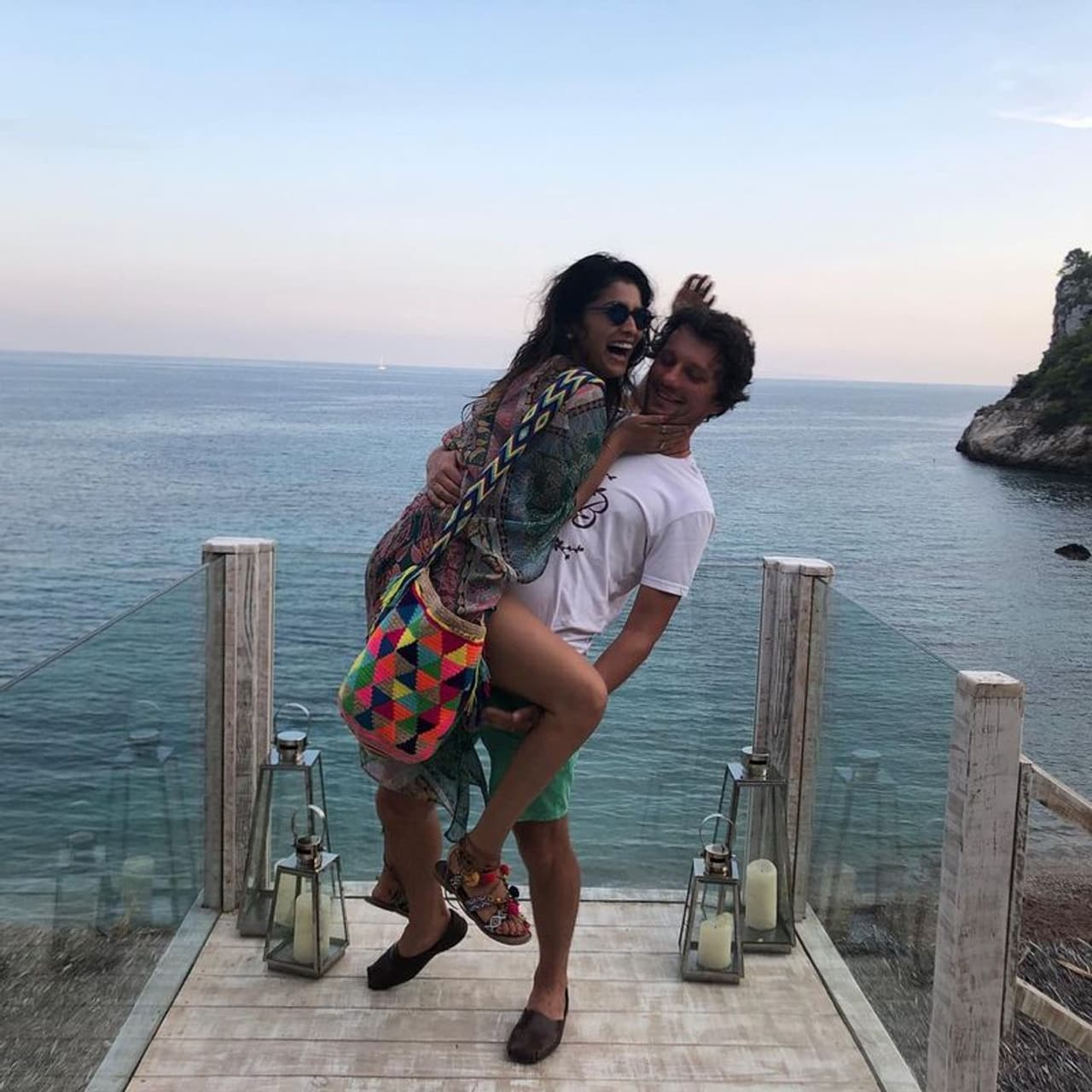 ఒకప్పటి స్టార్ హీరోయిన్ శ్రియా... రష్యాకు చెందిన ఆండ్రీ కోషీవ్ ని 2018లో వివాహం చేసుకున్నారు. ఈ హ్యాపీ కపుల్ వరల్డ్ టూర్ కి వెళ్లారు. ఒకప్పటి స్టార్ హీరోయిన్ శ్రియా... రష్యాకు చెందిన ఆండ్రీ కోషీవ్ ని 2018లో వివాహం చేసుకున్నారు. ఈ హ్యాపీ కపుల్ వరల్డ్ టూర్ కి వెళ్లారు.