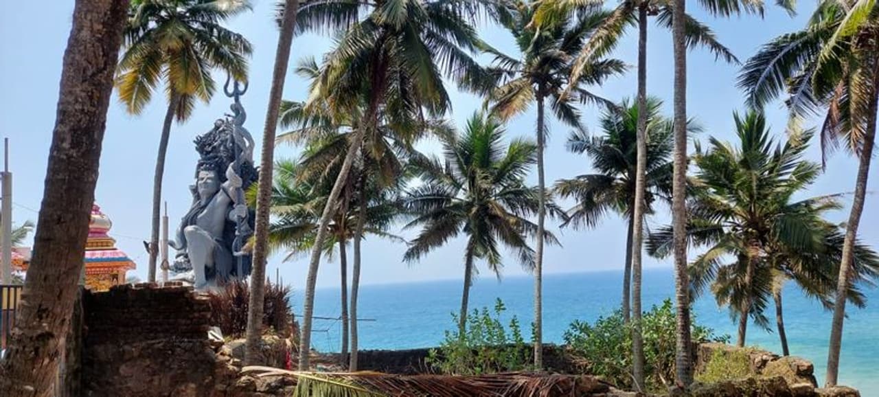 <p>വിഴിഞ്ഞം ആഴിമല ശിവക്ഷേത്രത്തിലെ ഗംഗാധരേശ്വര ശിൽപം കാണാൻ വരുന്നവരുടെ തിരക്ക് ദിനംപ്രതി കൂടി വരികയാണ്. സ്വദേശികളും വിദേശികളും അടക്കം നൂറുകണക്കിന് ആളുകളാണ് ദിവസവും ഇവിടേക്ക് എത്തുന്നത്. <em>(കൂടുതല് വാര്ത്തയും ചിത്രങ്ങളും കാണാന് <strong>Read More </strong> ല് ക്ലിക്ക് ചെയ്യുക.)</em></p> <p>വിഴിഞ്ഞം ആഴിമല ശിവക്ഷേത്രത്തിലെ ഗംഗാധരേശ്വര ശിൽപം കാണാൻ വരുന്നവരുടെ തിരക്ക് ദിനംപ്രതി കൂടി വരികയാണ്. സ്വദേശികളും വിദേശികളും അടക്കം നൂറുകണക്കിന് ആളുകളാണ് ദിവസവും ഇവിടേക്ക് എത്തുന്നത്. <em>(കൂടുതല് വാര്ത്തയും ചിത്രങ്ങളും കാണാന് <strong>Read More </strong> ല് ക്ലിക്ക് ചെയ്യുക.)</em></p>