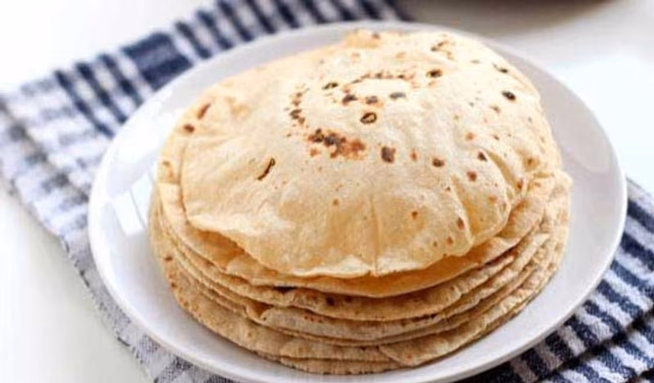 <p>గోధుమపిండి, మైదాపిండి.. &nbsp;ఈ రెండిటితో చేసే బ్రెడ్, చపాతీ.. నాన్ ఇలా ఇంట్లో, బయట పార్టీల్లో తరచుగా తింటుంటాం. అయితే ఈ రెంటిలో ఏది శరీరానికి మంచిది అనేదే సందేహం..&nbsp;</p>