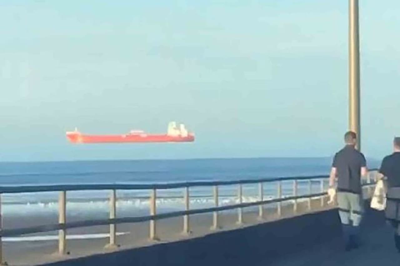 <p>കഴിഞ്ഞ വെള്ളിയാഴ്ചയാണ് കോളിന്‍ മക്കല്ലം ആബർ‌ഡീൻ‌ഷെയറിലെ ബാൻ‌ഫിലൂടെ കാറില്‍ പോയത്. സ്വാഭാവികമായും തീരദേശത്തെ പാതയിലൂടെ പോകുമ്പോള്‍ കടലും വളരെ വ്യക്തമായി കാണാം.&nbsp;<em>(കൂടുതല്‍ വാര്‍ത്തയും ചിത്രങ്ങളും കാണാന്‍ <strong>Read More</strong> ല്‍ ക്ലിക്ക് ചെയ്യുക.)</em></p>