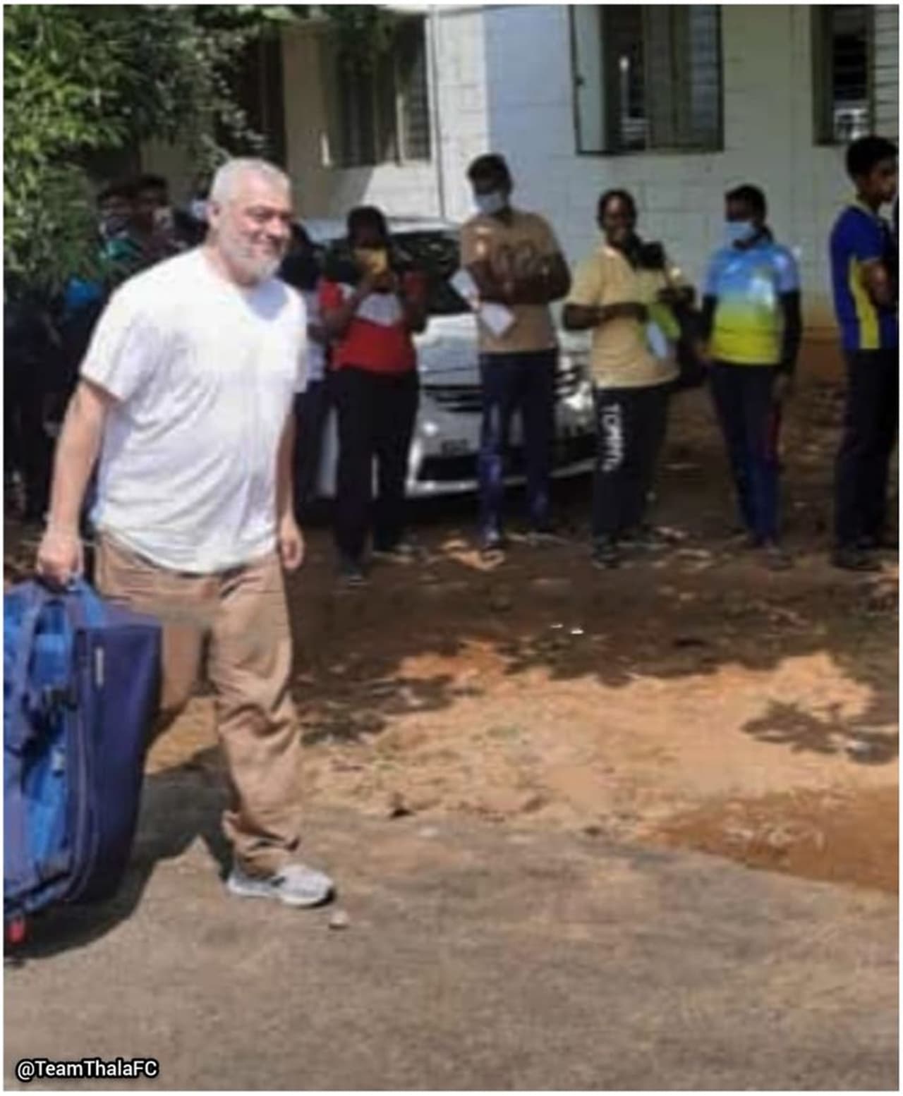 <p>தல அஜித் நடித்து வரும் வலிமை படத்தின் மோஷன் போஸ்டர் விரைவில் வெளியாகும் என இயக்குநர் ஹெச்.வினோத் அறிவித்திருந்தார். இதனால் பிரதமர் நரேந்திர மோடி, தமிழக முதல்வர் எடப்பாடி பழனிசாமி, இங்கிலாந்தை சேர்ந்த கிரிக்கெட் வீரர் மொயீன் அலி வரை அப்டேட் கேட்டு வந்த அஜித் ரசிகர்கள் தலைகால் புரியாத அளவிற்கு மகிழ்ச்சி அடைந்துள்ளனர்.&nbsp;</p>