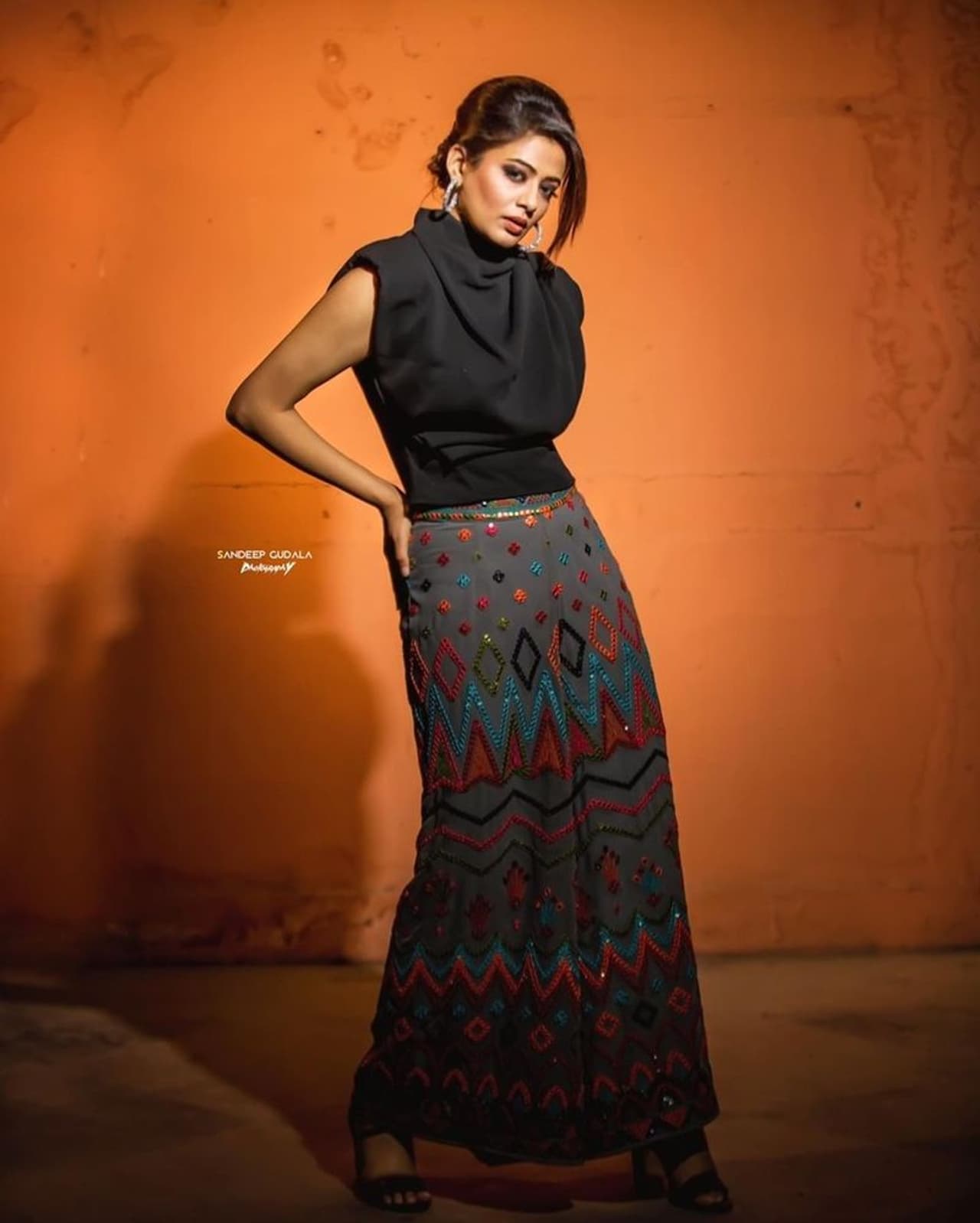 ప్రియమణి చలికోటు ధరించి సెగలు రేపుతుంది. సమ్మర్ వేళ ఇలా విచిత్రంగా స్లీవ్ లెస్ కోట్ వేసుకుని హోయలు పోయింది. ప్రియమణి చలికోటు ధరించి సెగలు రేపుతుంది. సమ్మర్ వేళ ఇలా విచిత్రంగా స్లీవ్ లెస్ కోట్ వేసుకుని హోయలు పోయింది.