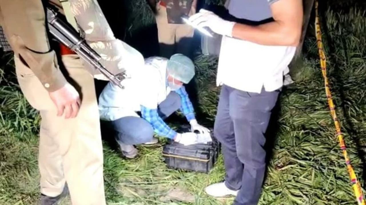 <p>ಆಲೀಘಡ ಎಸ್ಎಸ್ಪಿ ಮುನಿರಾಜು ಗೋಬೂ ಈ ಪ್ರಕರಣದ ಮಾಹಿತಿ ನೀಡುತ್ತಾ ಅಕ್ರಾಬಾದ್ ಠಾಣಾ ವ್ಯಾಪ್ತಿಯ ಕಿವ್ಲಾಸ್ ಹಳ್ಳಿಯಲ್ಲಿ ಭಾನುವಾರ ಓರ್ವ ಅಪ್ರಾಪ್ತ ಬಾಲಕಿಯ ಶವ ಹೊಲದಲ್ಲಿ ಪತ್ತೆಯಾಗಿತ್ತು. ತನಿಖೆಯಲ್ಲಿ ಪಕ್ಕದ ಹೊಲದ 17 ವರ್ಷದ ಬಾಲಕ ಕೊಲೆಗಾರ ಎಂಬುವುದು ತಿಳಿದು ಬಂದಿದೆ.</p> <p>ಆಲೀಘಡ ಎಸ್ಎಸ್ಪಿ ಮುನಿರಾಜು ಗೋಬೂ ಈ ಪ್ರಕರಣದ ಮಾಹಿತಿ ನೀಡುತ್ತಾ ಅಕ್ರಾಬಾದ್ ಠಾಣಾ ವ್ಯಾಪ್ತಿಯ ಕಿವ್ಲಾಸ್ ಹಳ್ಳಿಯಲ್ಲಿ ಭಾನುವಾರ ಓರ್ವ ಅಪ್ರಾಪ್ತ ಬಾಲಕಿಯ ಶವ ಹೊಲದಲ್ಲಿ ಪತ್ತೆಯಾಗಿತ್ತು. ತನಿಖೆಯಲ್ಲಿ ಪಕ್ಕದ ಹೊಲದ 17 ವರ್ಷದ ಬಾಲಕ ಕೊಲೆಗಾರ ಎಂಬುವುದು ತಿಳಿದು ಬಂದಿದೆ.</p>