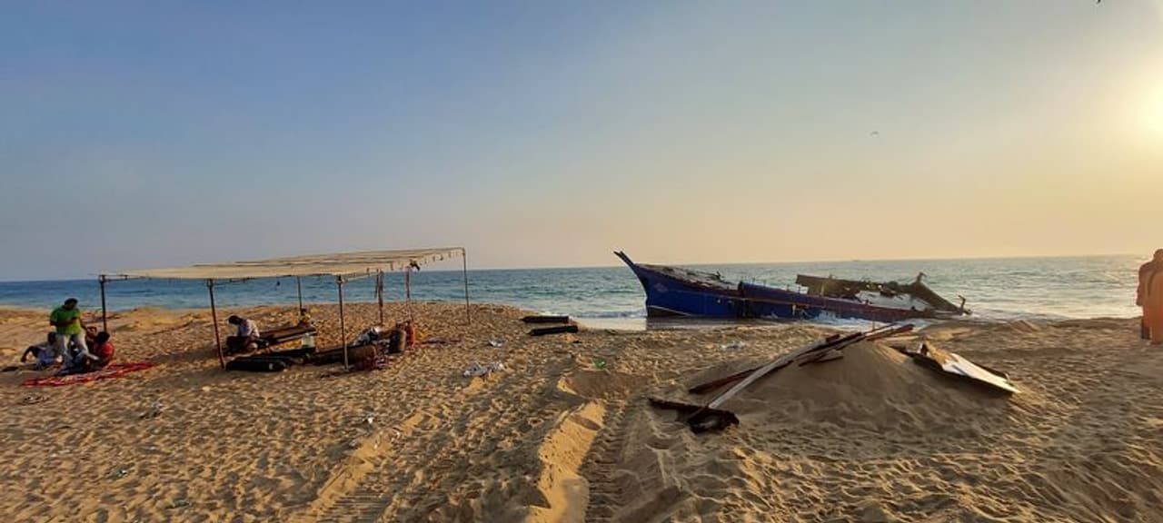 <p>ശക്തമായ തിര ഉള്ളതിനാൽ പരമാവധി 4 മണികൂർ മാത്രമേ നിലവിൽ ഒരു ദിവസം ബോട്ട് പൊളിച്ചു മാറ്റുന്ന ജോലികൾ ചെയ്യാൻ സാധിക്കുന്നുള്ളൂ. അഞ്ച് ദിവസം കൂടി തുടർന്നാൽ മാത്രമേ പൂർണമായും ബോട്ട് പൊളിച്ചു മാറ്റാൻ കഴിയു. </p> <p>ശക്തമായ തിര ഉള്ളതിനാൽ പരമാവധി 4 മണികൂർ മാത്രമേ നിലവിൽ ഒരു ദിവസം ബോട്ട് പൊളിച്ചു മാറ്റുന്ന ജോലികൾ ചെയ്യാൻ സാധിക്കുന്നുള്ളൂ. അഞ്ച് ദിവസം കൂടി തുടർന്നാൽ മാത്രമേ പൂർണമായും ബോട്ട് പൊളിച്ചു മാറ്റാൻ കഴിയു. </p>