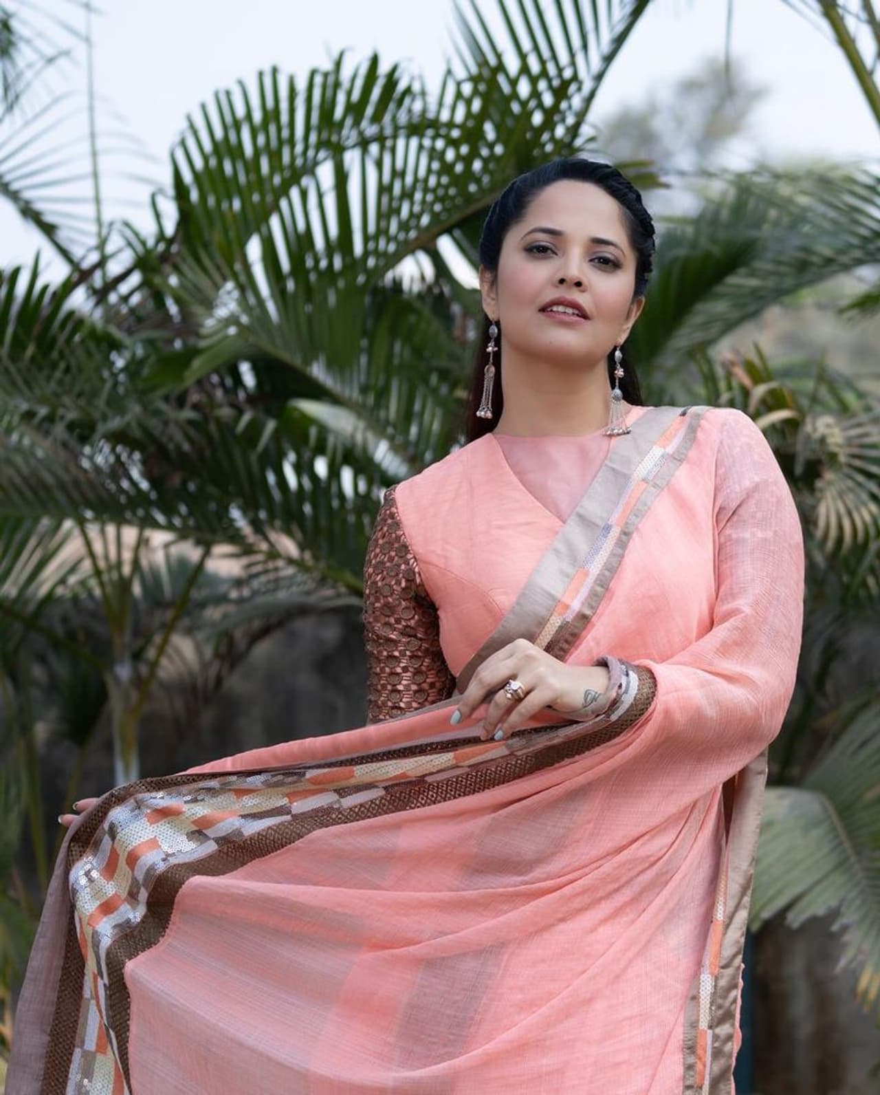 జబర్ధస్త్ షో ద్వారా ఫేమ్ సంపాదించి వెండితెరపై దూసుకుపోతున్న మరొక యాంకర్ అనసూయ. నిలువెత్తు అందాలు పోత పోసినట్లు ఉండే అనసూయ గ్లామర్ కి భారీ ఫాలోయింగ్ ఉంది. ఇద్దరు పిల్ల తల్లి అయినా... మతిపోగోట్టే అందాలు ఆమె సొంతం. ఇక అనసూయ వయసు ఎంతంటే... 35సంవత్సరాలు, 1985 మే 15న ఆమె జన్మించారు. జబర్ధస్త్ షో ద్వారా ఫేమ్ సంపాదించి వెండితెరపై దూసుకుపోతున్న మరొక యాంకర్ అనసూయ. నిలువెత్తు అందాలు పోత పోసినట్లు ఉండే అనసూయ గ్లామర్ కి భారీ ఫాలోయింగ్ ఉంది. ఇద్దరు పిల్ల తల్లి అయినా... మతిపోగోట్టే అందాలు ఆమె సొంతం. ఇక అనసూయ వయసు ఎంతంటే... 35సంవత్సరాలు, 1985 మే 15న ఆమె జన్మించారు.