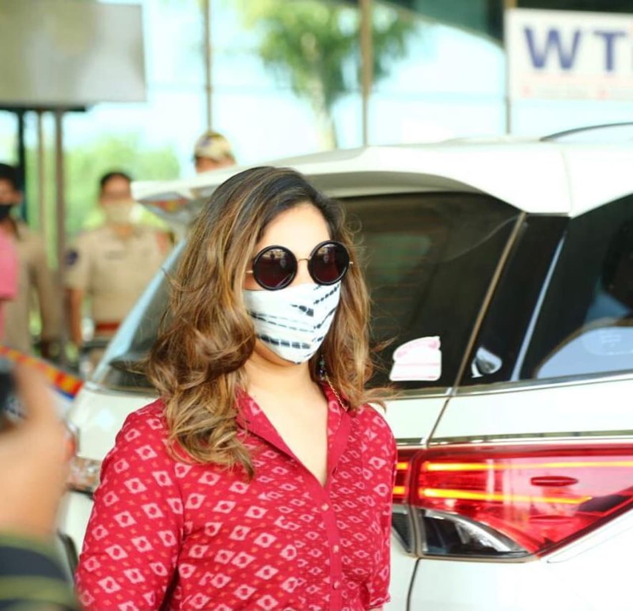 గత నాలుగైదు రోజులు ఈ సినిమా షూటింగ్ మారెడుమిల్లిలో జరుపుకుంటోన్న నేపథ్యంలో సెట్లోకి వెళ్లేందుకు బయలు దేరింది ఉపాసన. గత నాలుగైదు రోజులు ఈ సినిమా షూటింగ్ మారెడుమిల్లిలో జరుపుకుంటోన్న నేపథ్యంలో సెట్లోకి వెళ్లేందుకు బయలు దేరింది ఉపాసన.