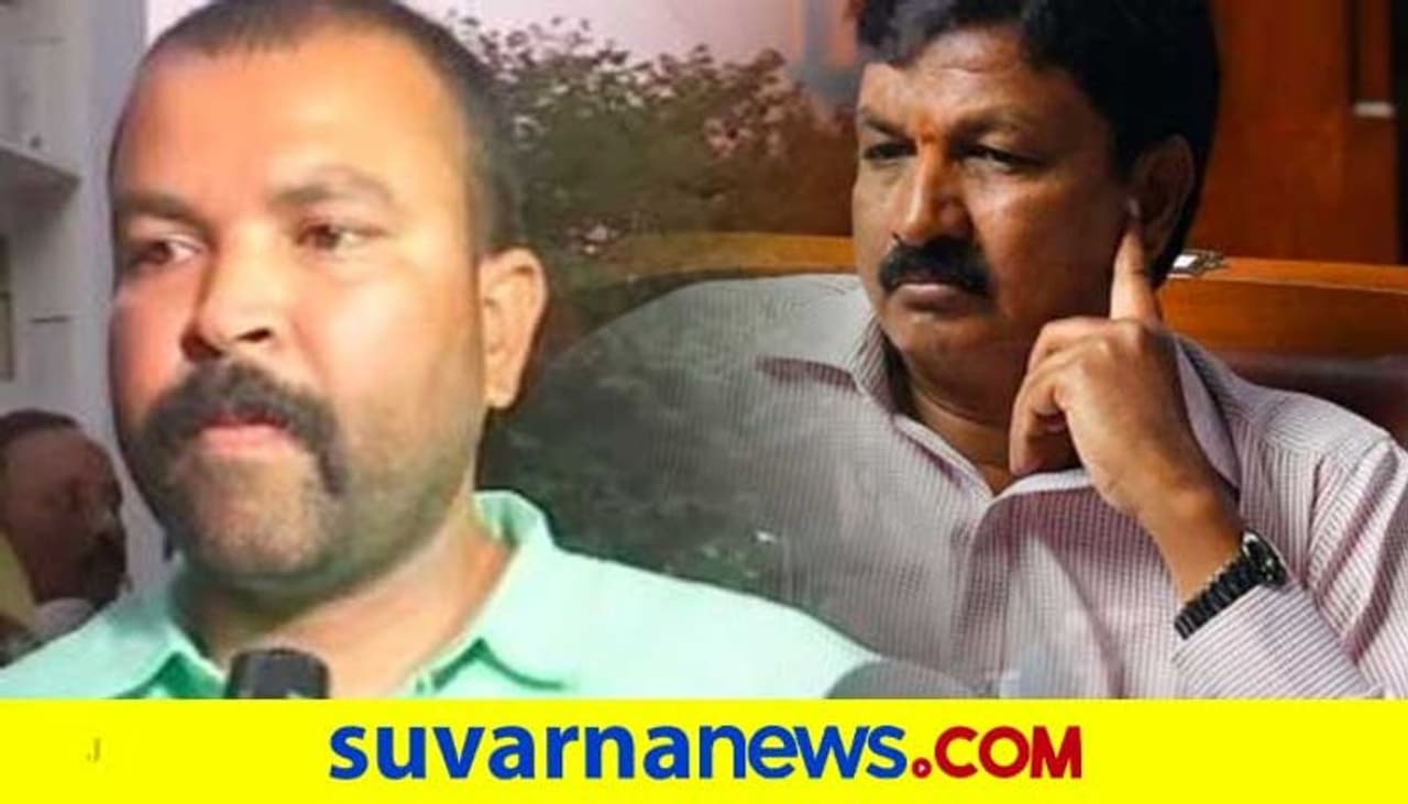 <p>ಮಾಜಿ ಸಿಎಂ ಕುಮಾರಸ್ವಾಮಿ ಮಾಡಿದ್ದ ಡೀಲ್ ಆರೋಪಕ್ಕೆ ನೊಂದು ದೂರು ವಾಪಸ್ ಪಡೆದುಕೊಂಡಿದ್ದೇನೆ ಎಂದು ದಿನೇಶ್ ಹೇಳುತ್ತಿದ್ದಾರೆ. ರಮೇಶ್ ಜಾರಕಿಹೊಳಿ ಅವರ ಮೇಲೆ ಲೈಂಗಿಕ ದೌರ್ಜನ್ಯ ದೂರು ನೀಡಿದ್ದೆ. ಆದರೆ ಪ್ರಕರಣ ಬೇರೆಯದೆ ತಿರುವು ಪಡೆದುಕೊಳ್ಳುತ್ತಿದೆ. ದೂರು ಹಿಂದಕ್ಕೆ ಪಡೆದುಕೊಳ್ಳಲು ದಿನೇಶ್ ಕಲ್ಲಹಳ್ಳಿಯವರೇ ಕೆಲವೊಂದು ಕಾರಣ ಕೊಟ್ಟಿದ್ದಾರೆ.</p> <p>ಮಾಜಿ ಸಿಎಂ ಕುಮಾರಸ್ವಾಮಿ ಮಾಡಿದ್ದ ಡೀಲ್ ಆರೋಪಕ್ಕೆ ನೊಂದು ದೂರು ವಾಪಸ್ ಪಡೆದುಕೊಂಡಿದ್ದೇನೆ ಎಂದು ದಿನೇಶ್ ಹೇಳುತ್ತಿದ್ದಾರೆ. ರಮೇಶ್ ಜಾರಕಿಹೊಳಿ ಅವರ ಮೇಲೆ ಲೈಂಗಿಕ ದೌರ್ಜನ್ಯ ದೂರು ನೀಡಿದ್ದೆ. ಆದರೆ ಪ್ರಕರಣ ಬೇರೆಯದೆ ತಿರುವು ಪಡೆದುಕೊಳ್ಳುತ್ತಿದೆ. ದೂರು ಹಿಂದಕ್ಕೆ ಪಡೆದುಕೊಳ್ಳಲು ದಿನೇಶ್ ಕಲ್ಲಹಳ್ಳಿಯವರೇ ಕೆಲವೊಂದು ಕಾರಣ ಕೊಟ್ಟಿದ್ದಾರೆ.</p>