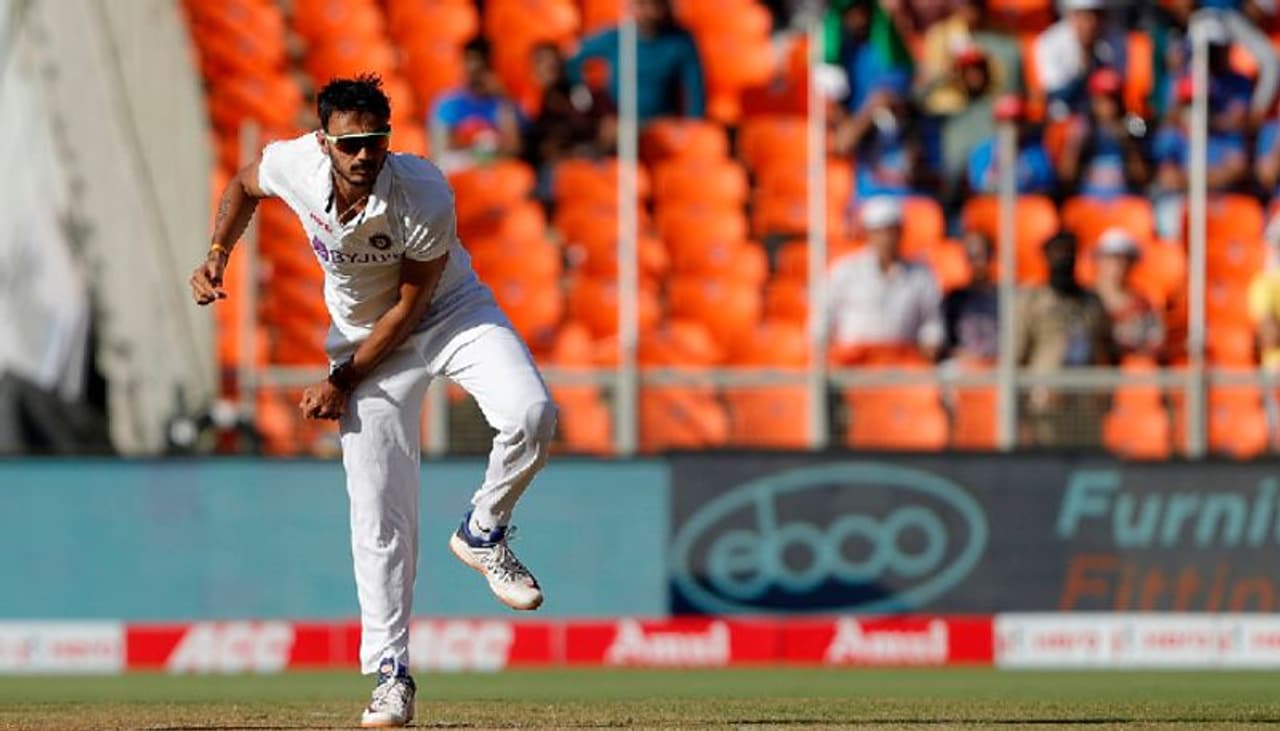 <p>గత రెండు టెస్టుల్లో ఇంగ్లాండ్ జట్టును ఇబ్బంది పెట్టిన అక్షర్ పటేల్, ఆరంభంలోనే రెండు వికెట్లు తీసి ఇబ్బంది పెట్టాడు. 8 బంతుల్లో 2 పరుగులు చేసిన డొమినిక్ సిబ్లీ, అక్షర్ పటేల్ బౌలింగ్‌లో క్లీన్ బౌల్డ్ అయ్యాడు... అక్షర్ పటేల్ వేసిన మొదటి ఓవర్ రెండో బంతికే వికెట్ తీశాడు...</p>