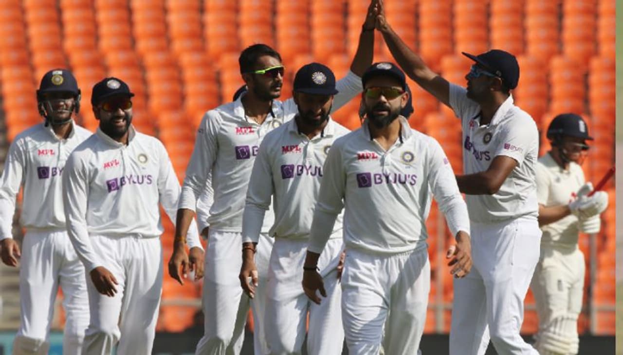 <p>இந்தியா இங்கிலாந்து இடையேயான 4வது டெஸ்ட் போட்டி அகமதாபாத்தில் நேற்று தொடங்கி நடந்துவருகிறது. இந்த போட்டியில் டாஸ் வென்று முதலில் பேட்டிங் ஆடிய இங்கிலாந்து அணி, முதல் நாள் ஆட்டத்தின் 3வது செசனில் வெறும் 205 ரன்களுக்கு ஆல் அவுட்டானது. </p> <p>இந்தியா இங்கிலாந்து இடையேயான 4வது டெஸ்ட் போட்டி அகமதாபாத்தில் நேற்று தொடங்கி நடந்துவருகிறது. இந்த போட்டியில் டாஸ் வென்று முதலில் பேட்டிங் ஆடிய இங்கிலாந்து அணி, முதல் நாள் ஆட்டத்தின் 3வது செசனில் வெறும் 205 ரன்களுக்கு ஆல் அவுட்டானது. </p>