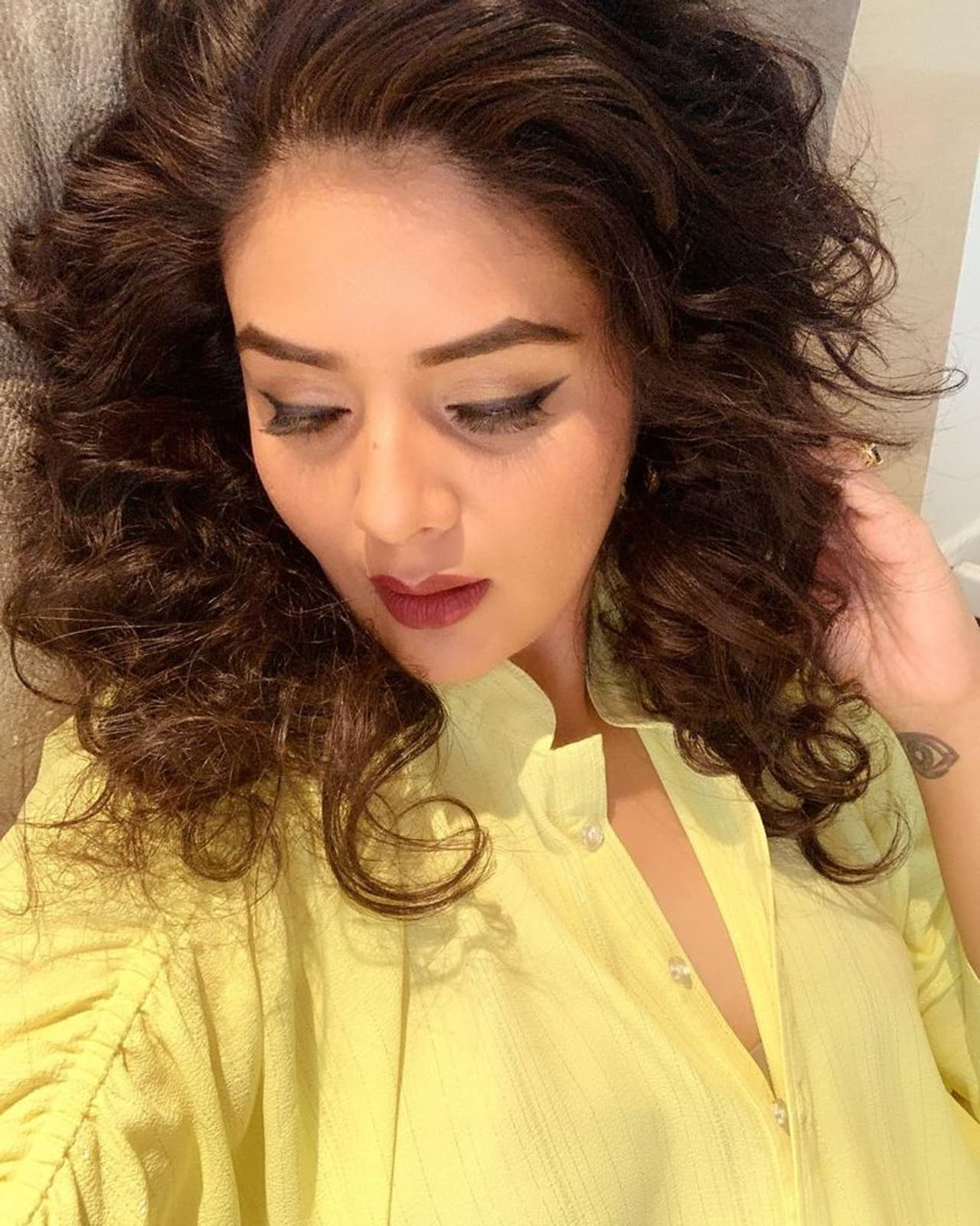 శ్రీముఖి ఎల్లో డ్రెస్లో గుంపగుత్తగా పలు సెల్ఫీ ఫోటోలను పంచుకుంది. అందులో `బంచ్ ఆఫ్ మీనింగ్ లెస్ సెల్ఫీలు` అంటూ తనే పోస్ట్ పెట్టడం విశేషం. శ్రీముఖి ఎల్లో డ్రెస్లో గుంపగుత్తగా పలు సెల్ఫీ ఫోటోలను పంచుకుంది. అందులో `బంచ్ ఆఫ్ మీనింగ్ లెస్ సెల్ఫీలు` అంటూ తనే పోస్ట్ పెట్టడం విశేషం.