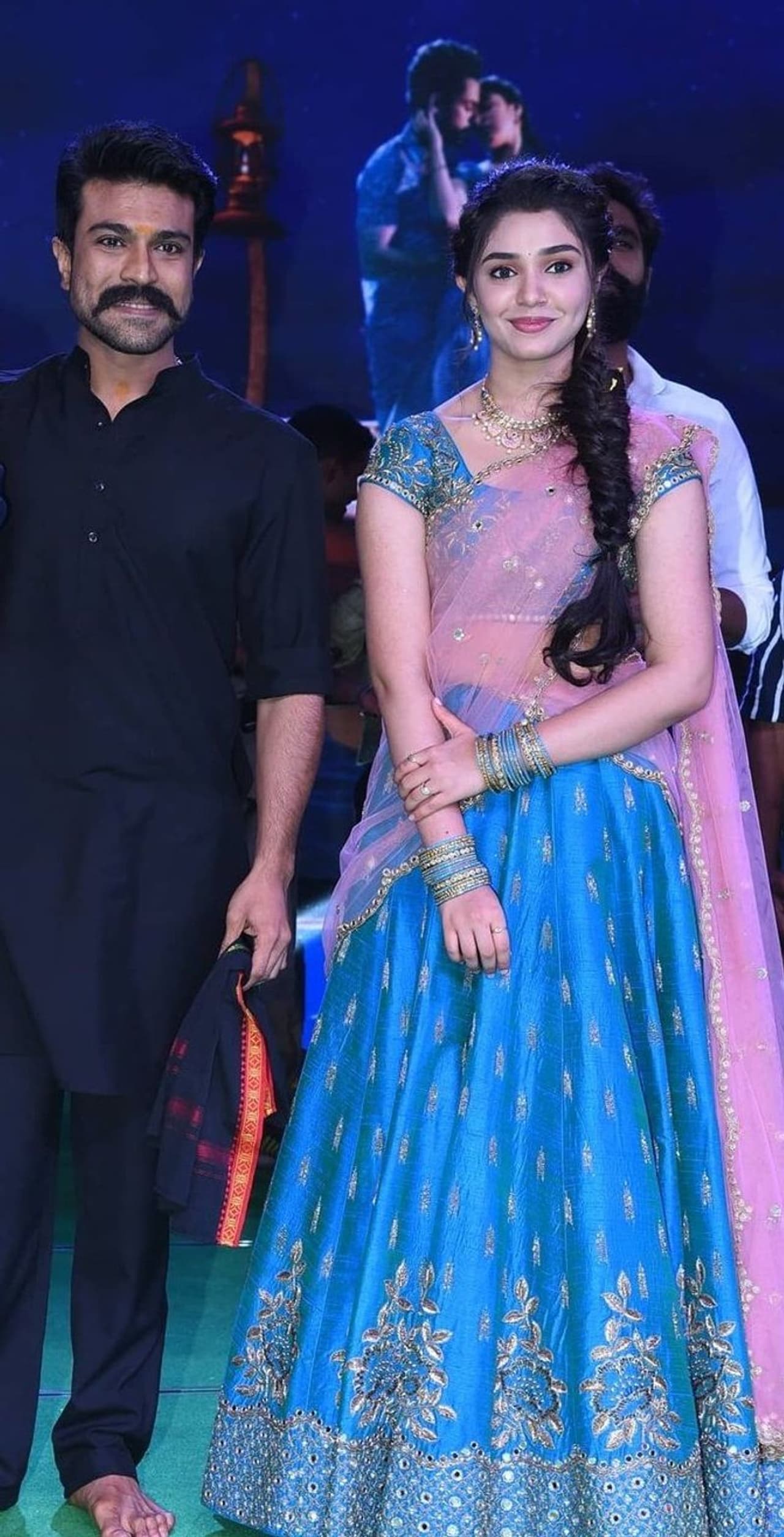 <p>ಸದ್ಯ ಸೋಷಿಯಲ್ ಮೀಡಿಯಾದಲ್ಲಿ ಟ್ರೆಂಡ್ ಆಗುತ್ತಿದ್ದಾಳೆ ದಾವಣಿ ಚೆಲುವೆ</p>