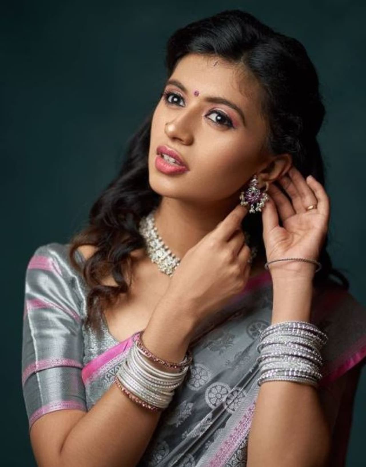 <p>எருமை சாணி யூடியூப் ஊடகத்தின் மூலம் பிரபலமானவர் ஹரிஜா. இவருக்கு ஏகப்பட்ட ரசிகர்கள் உள்ளனர். இவருக்கு கடந்த ஆண்டு தன்னுடைய காதலரை பெற்றோர் சம்மதத்துடன் திருமணம் செய்து கொண்டார்.</p> <p>எருமை சாணி யூடியூப் ஊடகத்தின் மூலம் பிரபலமானவர் ஹரிஜா. இவருக்கு ஏகப்பட்ட ரசிகர்கள் உள்ளனர். இவருக்கு கடந்த ஆண்டு தன்னுடைய காதலரை பெற்றோர் சம்மதத்துடன் திருமணம் செய்து கொண்டார்.</p>