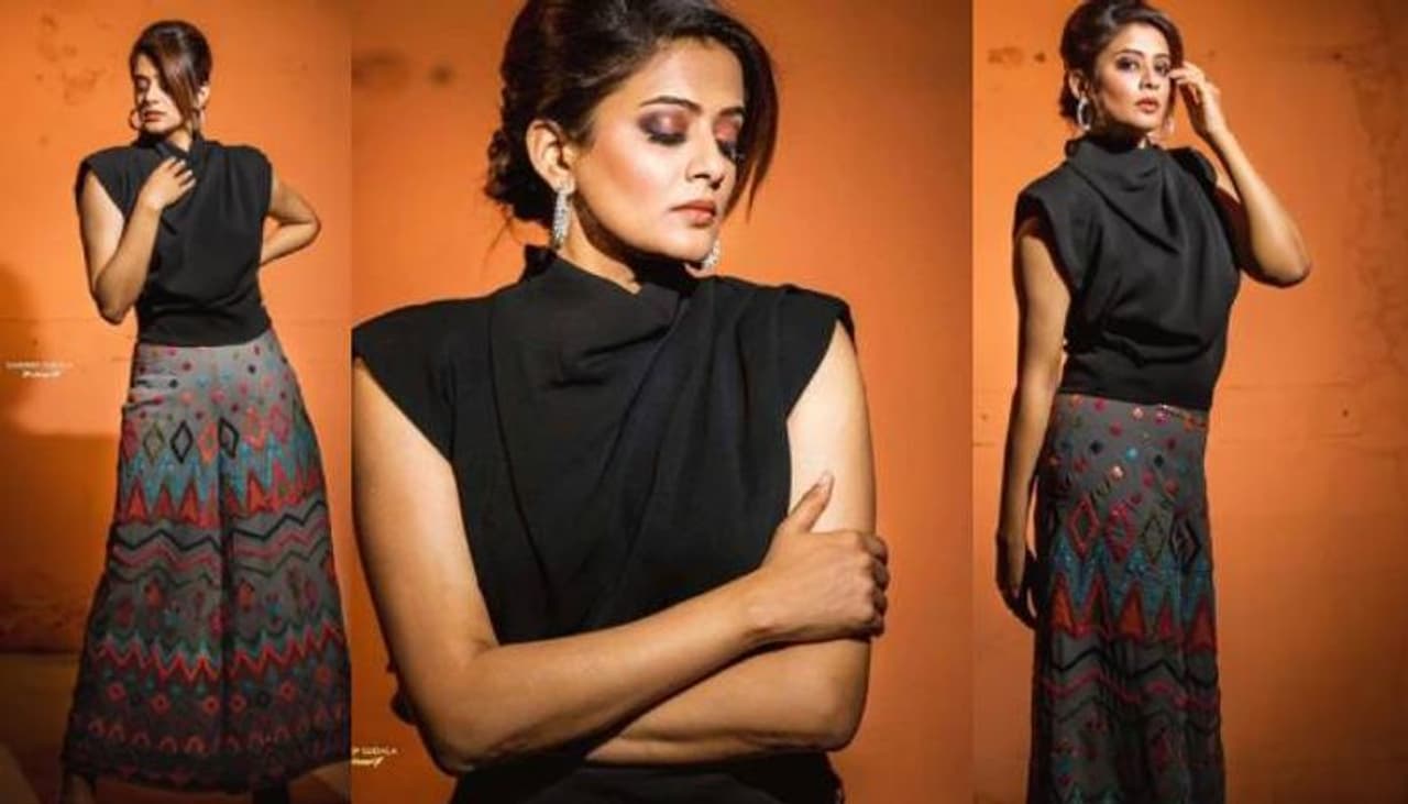 താരം പങ്കുവയ്ക്കുന്ന ചിത്രങ്ങളൊക്കെ സമൂഹ മാധ്യമങ്ങളില് ശ്രദ്ധ നേടാറുമുണ്ട്. തന്റേതായ ഫാഷന് കയ്യൊപ്പും രേഖപ്പെടുത്താന് പ്രിയാമണി എപ്പോഴും ശ്രമിക്കാറുണ്ട്. താരം പങ്കുവയ്ക്കുന്ന ചിത്രങ്ങളൊക്കെ സമൂഹ മാധ്യമങ്ങളില് ശ്രദ്ധ നേടാറുമുണ്ട്. തന്റേതായ ഫാഷന് കയ്യൊപ്പും രേഖപ്പെടുത്താന് പ്രിയാമണി എപ്പോഴും ശ്രമിക്കാറുണ്ട്.