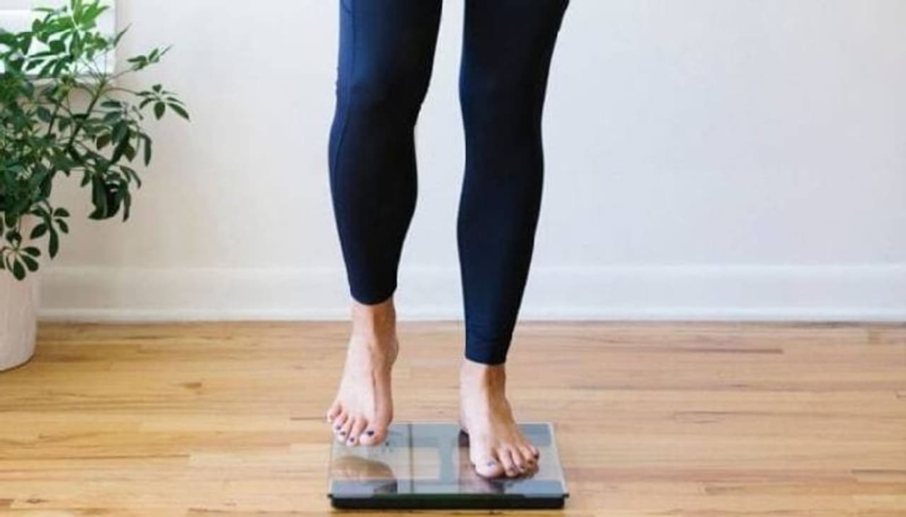 <p>ಆಹಾರ ತಜ್ಞೆರ ಪ್ರಕಾರ ತೂಕ ಇಳಿಸಲು ಕಡಿಮೆ ಕ್ಯಾಲೊರಿ ಆಹಾರಗಳನ್ನು ತಿನ್ನಬೇಕು. ಇದಕ್ಕಾಗಿ ಬೇಳೆ ಕಾಳುಗಳು, ಹಸಿರು ಎಲೆ ತರಕಾರಿಗಳು, ಸಲಾಡ್ಸ್, ಸೂಪ್ಸ್, ಮೊಳಕೆಕಾಳುಗಳು ಮತ್ತು ನಿಂಬೆ, ಪೇರಳೆ, ಕಿತ್ತಳೆ, ಪಪ್ಪಾಯಿಯನ್ನು ಸಹ ತಿನ್ನಬಹುದು. ಅಲ್ಲದೇ ಕೆಲವು ಆಹಾರಗಳನ್ನು ಒಟ್ಟಿಗೆ ಸೇವಿಸುವುದರಿಂದಲೂ ತೂಕ ಇಳಿಸಿಕೊಳ್ಳಳು ನೆರವಾಗುತ್ತದೆ.</p> <p>ಆಹಾರ ತಜ್ಞೆರ ಪ್ರಕಾರ ತೂಕ ಇಳಿಸಲು ಕಡಿಮೆ ಕ್ಯಾಲೊರಿ ಆಹಾರಗಳನ್ನು ತಿನ್ನಬೇಕು. ಇದಕ್ಕಾಗಿ ಬೇಳೆ ಕಾಳುಗಳು, ಹಸಿರು ಎಲೆ ತರಕಾರಿಗಳು, ಸಲಾಡ್ಸ್, ಸೂಪ್ಸ್, ಮೊಳಕೆಕಾಳುಗಳು ಮತ್ತು ನಿಂಬೆ, ಪೇರಳೆ, ಕಿತ್ತಳೆ, ಪಪ್ಪಾಯಿಯನ್ನು ಸಹ ತಿನ್ನಬಹುದು. ಅಲ್ಲದೇ ಕೆಲವು ಆಹಾರಗಳನ್ನು ಒಟ್ಟಿಗೆ ಸೇವಿಸುವುದರಿಂದಲೂ ತೂಕ ಇಳಿಸಿಕೊಳ್ಳಳು ನೆರವಾಗುತ್ತದೆ.</p>