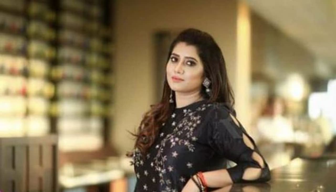 <p>தற்போதைய நிலவரப்படி பிரியங்கா விஜய் தொலைக்காட்சி ரசிகர்களின் மனம் கவர்ந்த தொகுப்பாளினியாக வலம் வருகிறார்.</p> <p>தற்போதைய நிலவரப்படி பிரியங்கா விஜய் தொலைக்காட்சி ரசிகர்களின் மனம் கவர்ந்த தொகுப்பாளினியாக வலம் வருகிறார்.</p>