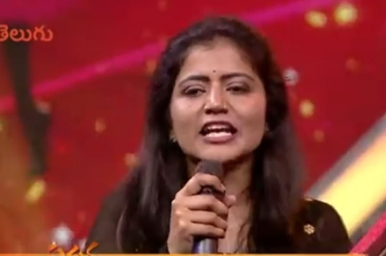 వివిధ రంగాలలో రాణిస్తూ, మిగతా వారికి స్ఫూర్తిగా నిలిచిన మహిళలను గౌరవిస్తూ ‘మగువా లోకానికి తెలుసా నీ విలువా’ అనే వినోద కార్యక్రమాన్ని నిర్వహిస్తోంది. ఈ కార్యక్రమానికి సంబంధించిన ప్రోమో విడుదల చేశారు వివిధ రంగాలలో రాణిస్తూ, మిగతా వారికి స్ఫూర్తిగా నిలిచిన మహిళలను గౌరవిస్తూ ‘మగువా లోకానికి తెలుసా నీ విలువా’ అనే వినోద కార్యక్రమాన్ని నిర్వహిస్తోంది. ఈ కార్యక్రమానికి సంబంధించిన ప్రోమో విడుదల చేశారు