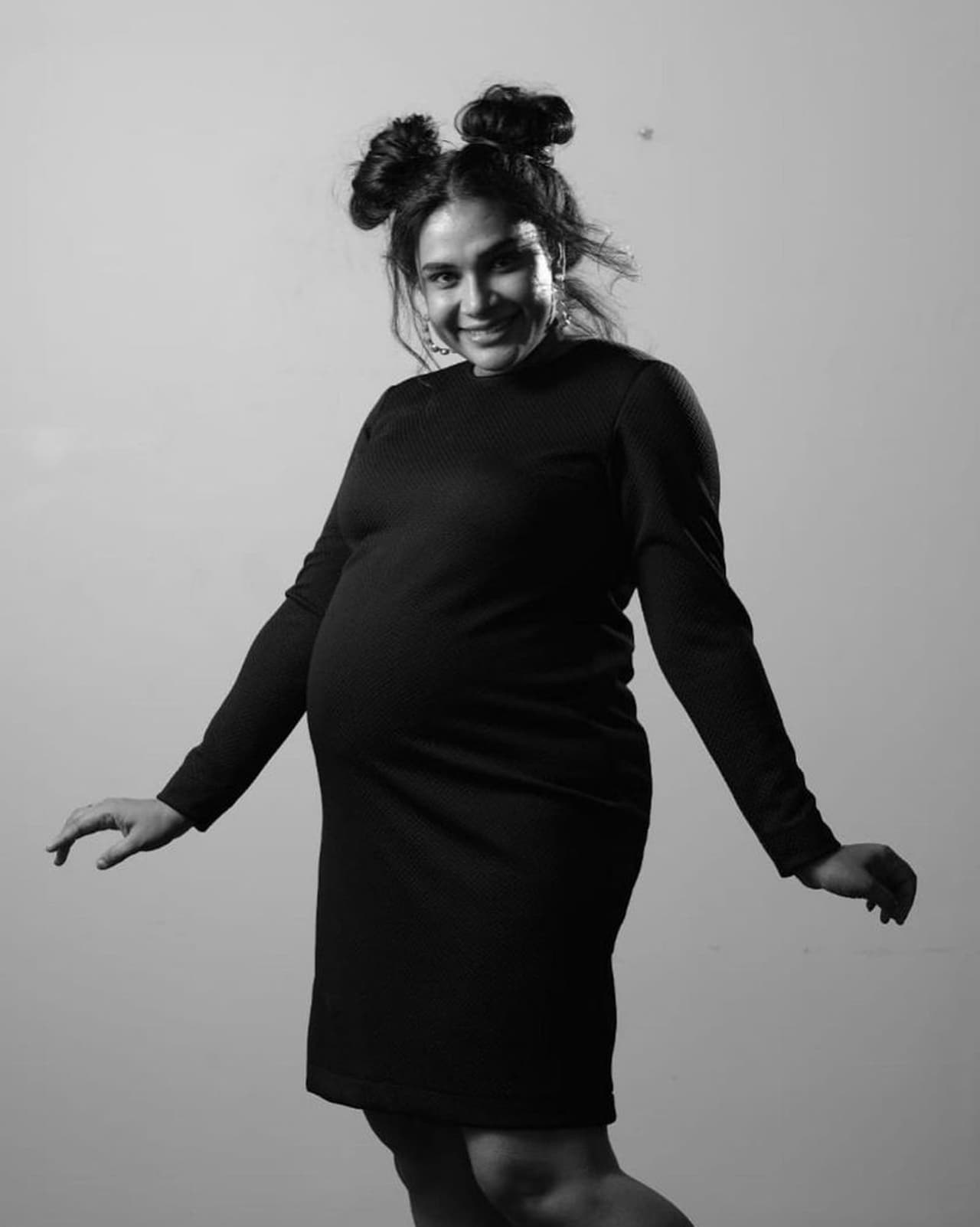 ఇటీవలే గ్రాండ్ గా నిశితార్థం జరుపుకున్నారు హరితేజ. ఈ ఈవెంట్ కి బుల్లితెర మరియు వెండితెర ప్రముఖులు హాజరు కావడం జరిగింది.