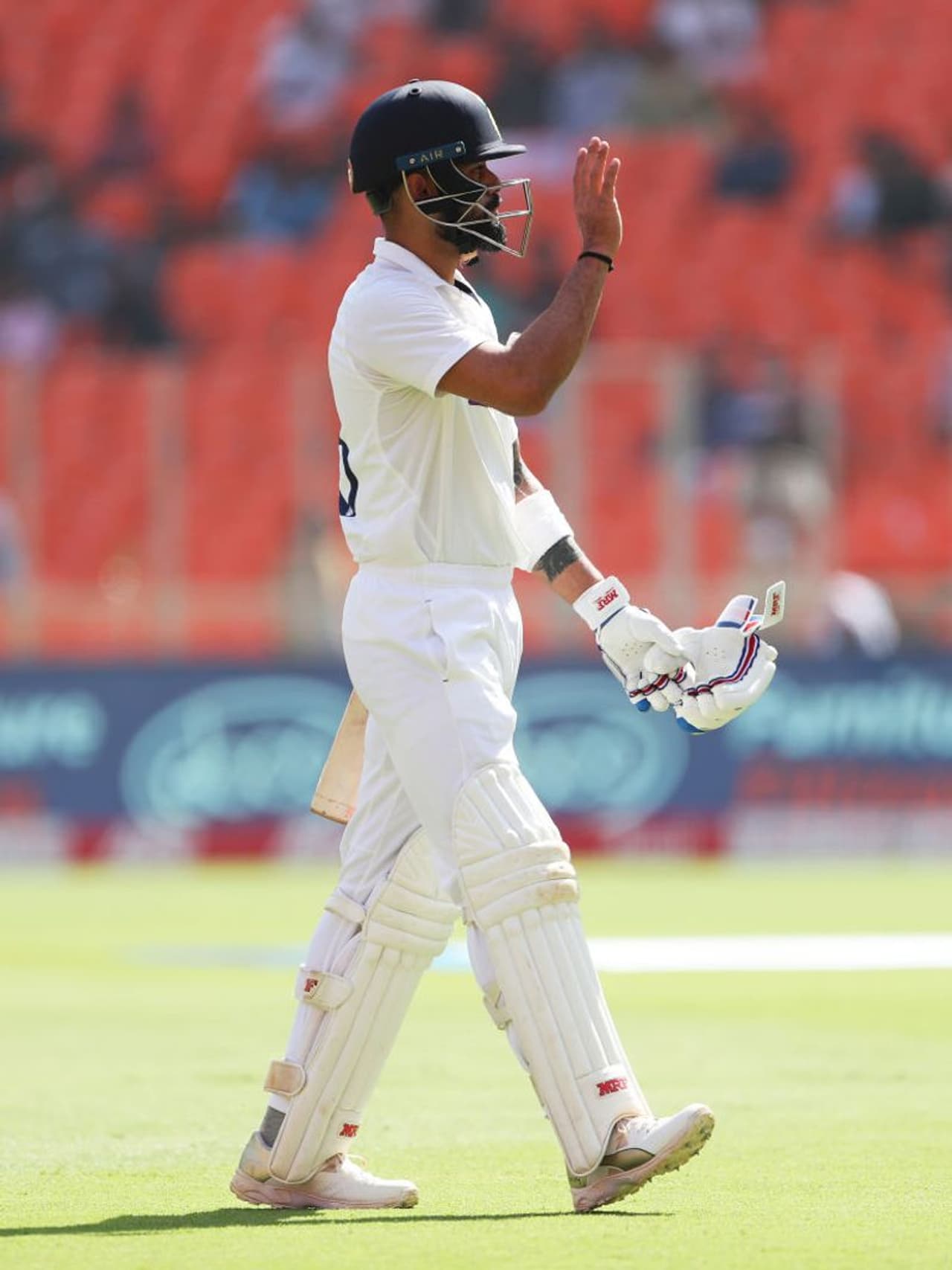 <p>4ನೇ ಟೆಸ್ಟ್ ಪಂದ್ಯದಲ್ಲಿ ಟೀಂ ಇಂಡಿಯಾ ನಾಯಕ ವಿರಾಟ್ ಕೊಹ್ಲಿ ರನ್‌ ಖಾತೆ ತೆರೆಯುವ ಮುನ್ನವೇ ಬೆನ್‌ ಸ್ಟೋಕ್ಸ್‌ ಬೌಲಿಂಗ್‌ನಲ್ಲಿ ಬೆನ್‌ ಫೋಕ್ಸ್‌ಗೆ ಕ್ಯಾಚಿತ್ತು ಪೆವಿಲಿಯನ್‌ ಸೇರಿದ್ದಾರೆ.</p>