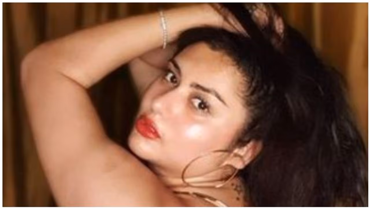 <p>நடிகர் விஜயகாந்த் நடித்த எங்கள் அண்ணா படத்தின் மூலம் 2004 ஆண்டு அறிமுகமானவர் நடிகை நமீதா. முதல் படத்திலேயே தமிழ் ரசிகர்கள் மனதில் நிலையான இடத்தை பிடித்த இவர் பல இளைஞர்களின் கனவுக் கன்னியாக வலம் வந்தவர்.&nbsp;</p>