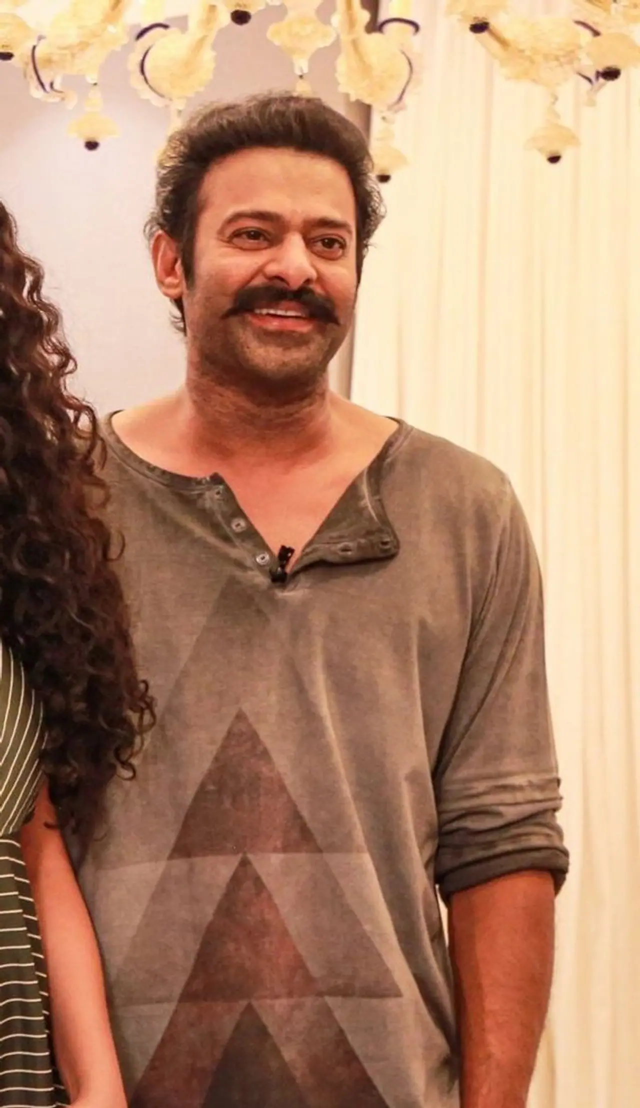 <p>ಪ್ರಭಾಸ್ ಮತ್ತು ಸೈಫ್ ಅಲಿ ಖಾನ್ ಅಭಿನಯದ ಆದಿಪುರುಷ್ ಅವರ ಜೊತೆ ತಂಡಕ್ಕೆ ಅಧಿಕೃತವಾಗಿ ಸೇರಿದಾಗಿನಿಂದ ನಟಿ ಕೃತಿ ಸನೋನ್ ಸುದ್ದಿಯಲ್ಲಿದ್ದಾರೆ.</p> <p>ಪ್ರಭಾಸ್ ಮತ್ತು ಸೈಫ್ ಅಲಿ ಖಾನ್ ಅಭಿನಯದ ಆದಿಪುರುಷ್ ಅವರ ಜೊತೆ ತಂಡಕ್ಕೆ ಅಧಿಕೃತವಾಗಿ ಸೇರಿದಾಗಿನಿಂದ ನಟಿ ಕೃತಿ ಸನೋನ್ ಸುದ್ದಿಯಲ್ಲಿದ್ದಾರೆ.</p>