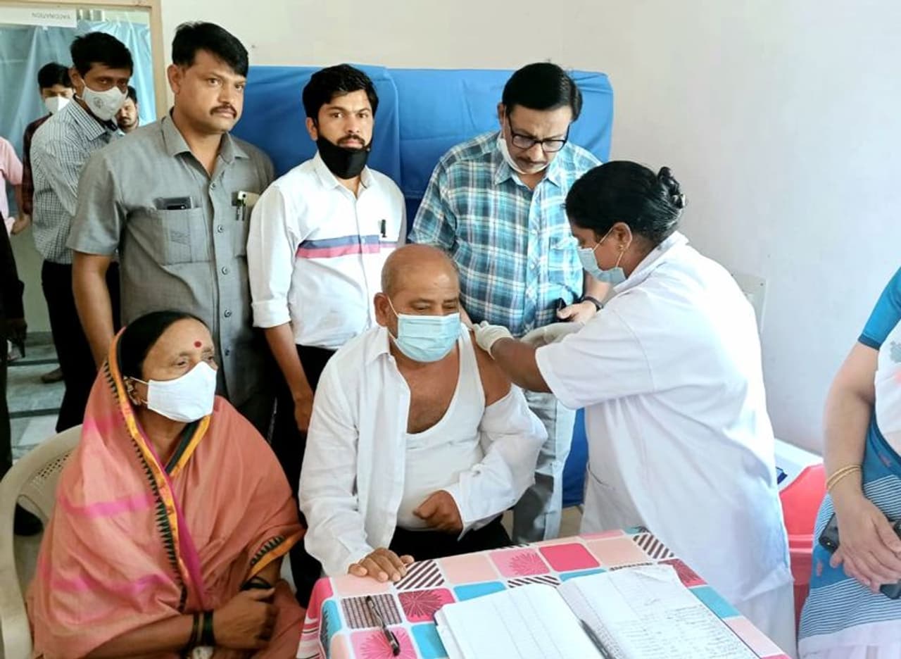 <p>ಕೊಪ್ಪಳ ನಗರದ ಸರ್ಕಾರಿ ಆಸ್ಪತ್ರೆಯಲ್ಲಿ ಕರೋನಾ ಲಸಿಕೆ ಹಾಕಿಸಿಕೊಂಡ ಸಂಗಣ್ಣ ಕರಡಿ ದಂಪತಿ</p> <p>ಕೊಪ್ಪಳ ನಗರದ ಸರ್ಕಾರಿ ಆಸ್ಪತ್ರೆಯಲ್ಲಿ ಕರೋನಾ ಲಸಿಕೆ ಹಾಕಿಸಿಕೊಂಡ ಸಂಗಣ್ಣ ಕರಡಿ ದಂಪತಿ</p>